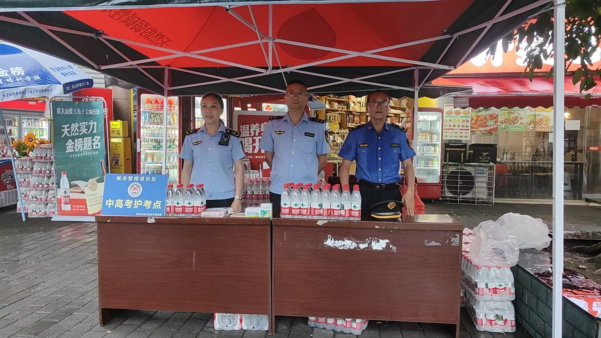 高考护考点雨中守护考点秩序3.jpg