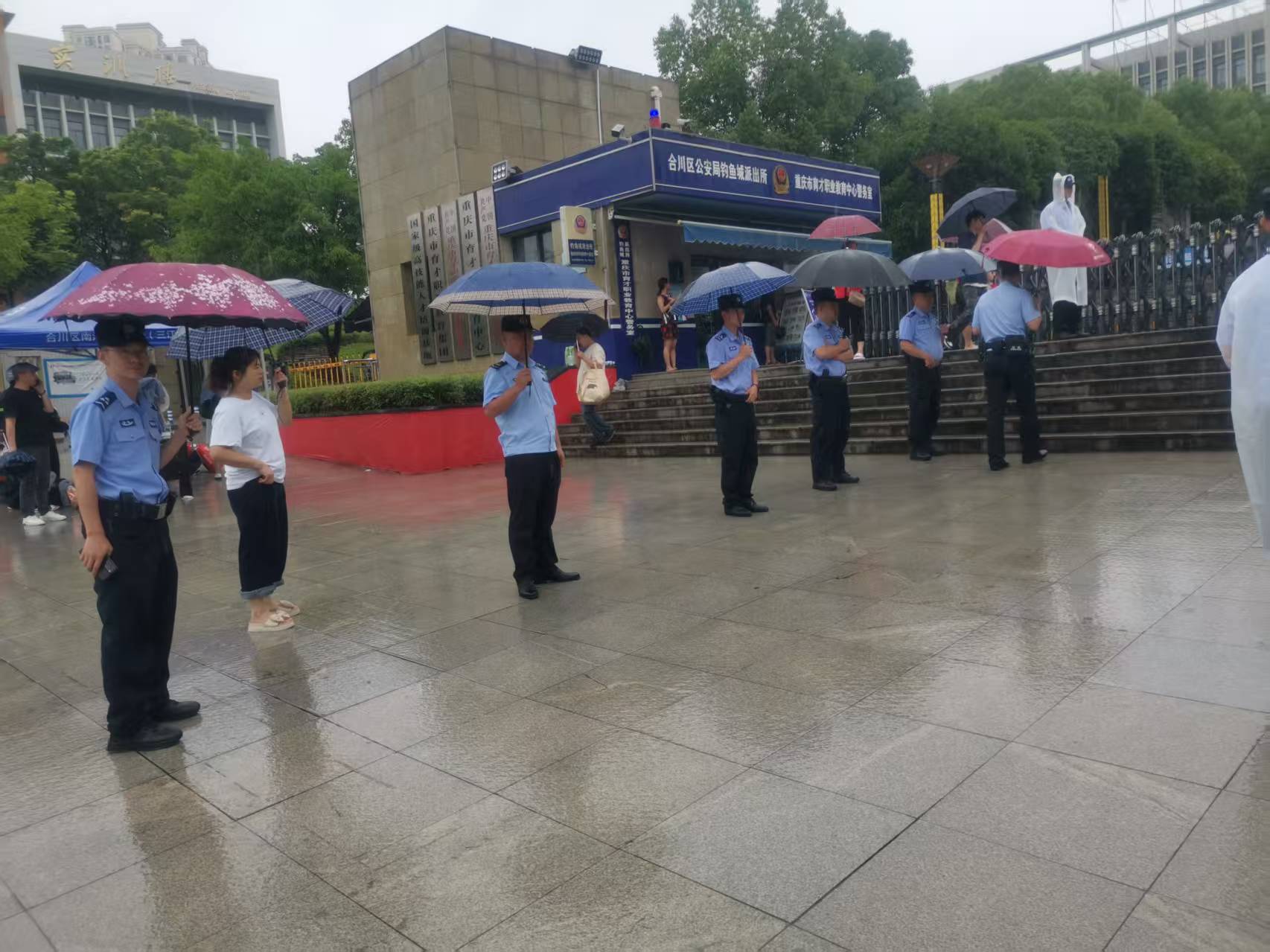 雨中执勤值守,维护考点秩序.jpg