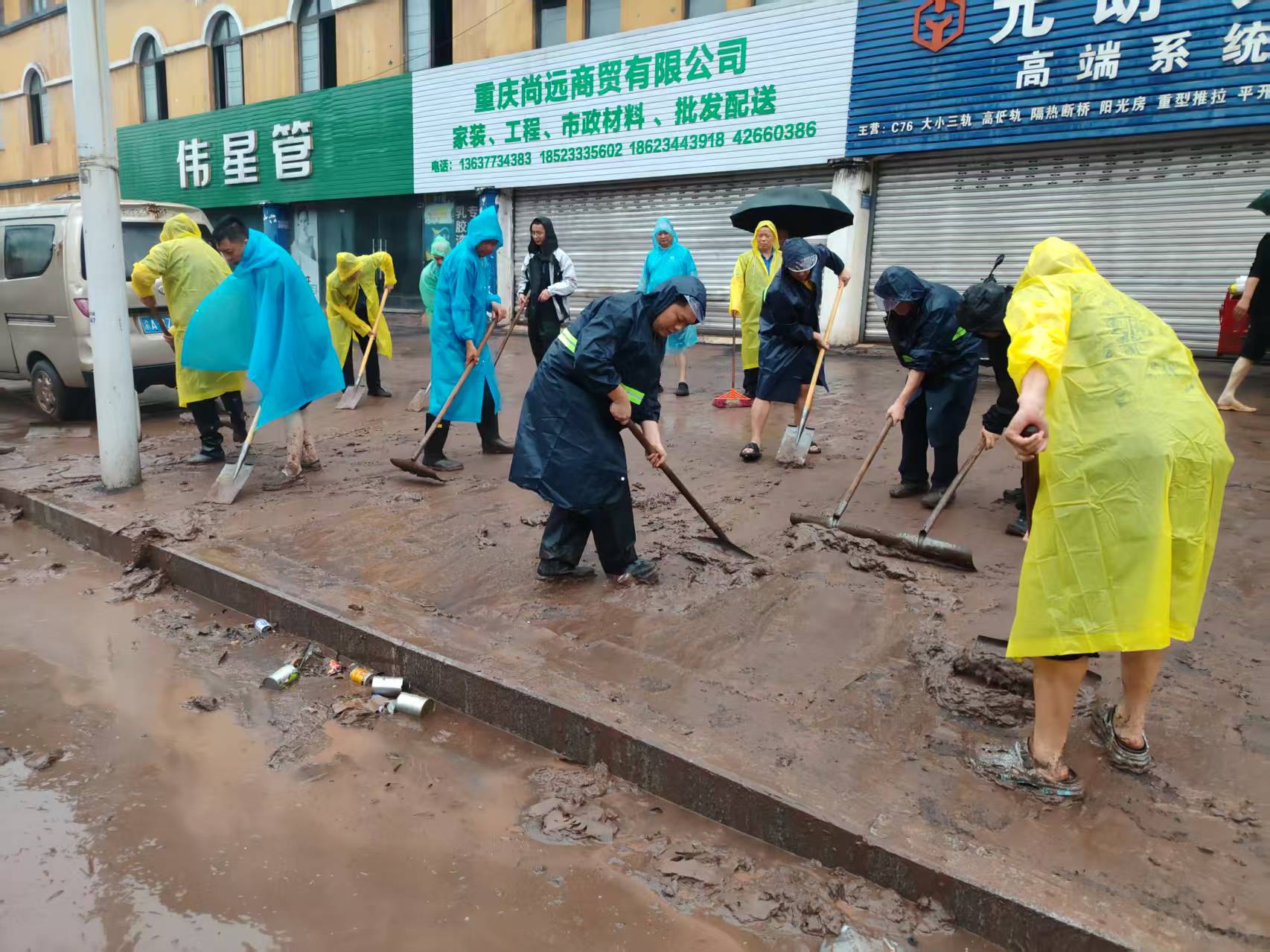 对考点周边淤泥积水道路进行清理3.jpg