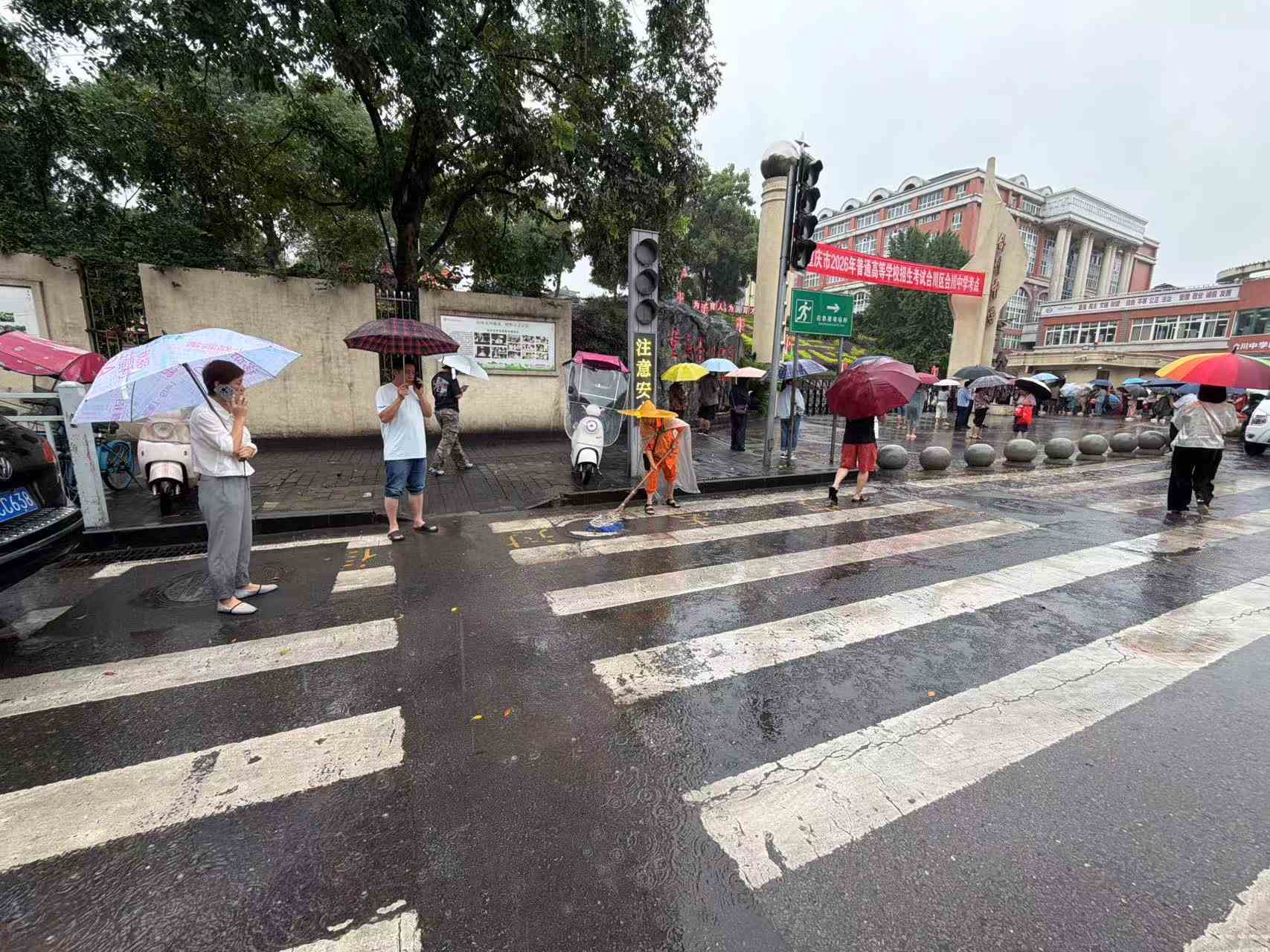 环卫工人及时清扫考点周边道路垃圾2.jpg