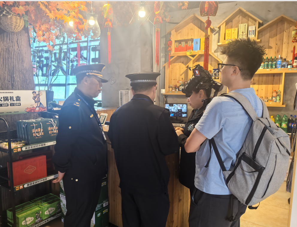 协同市场监管局进行火锅废弃油脂全链条视频追踪拍摄.png