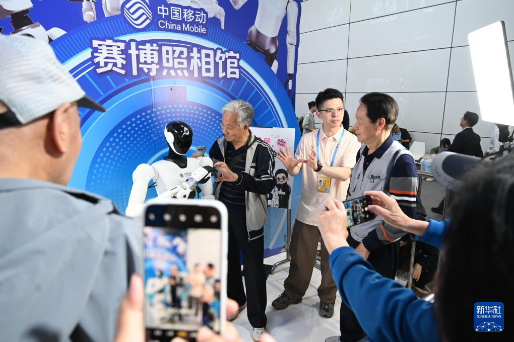 沉浸式体验数字峰会上的前沿科技.jpg