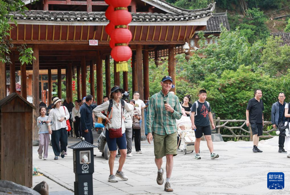 “五一”假期1127.9万人次出入境.jpg