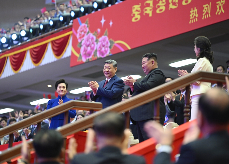 习近平和彭丽媛观看朝鲜专场文艺演出.jpeg