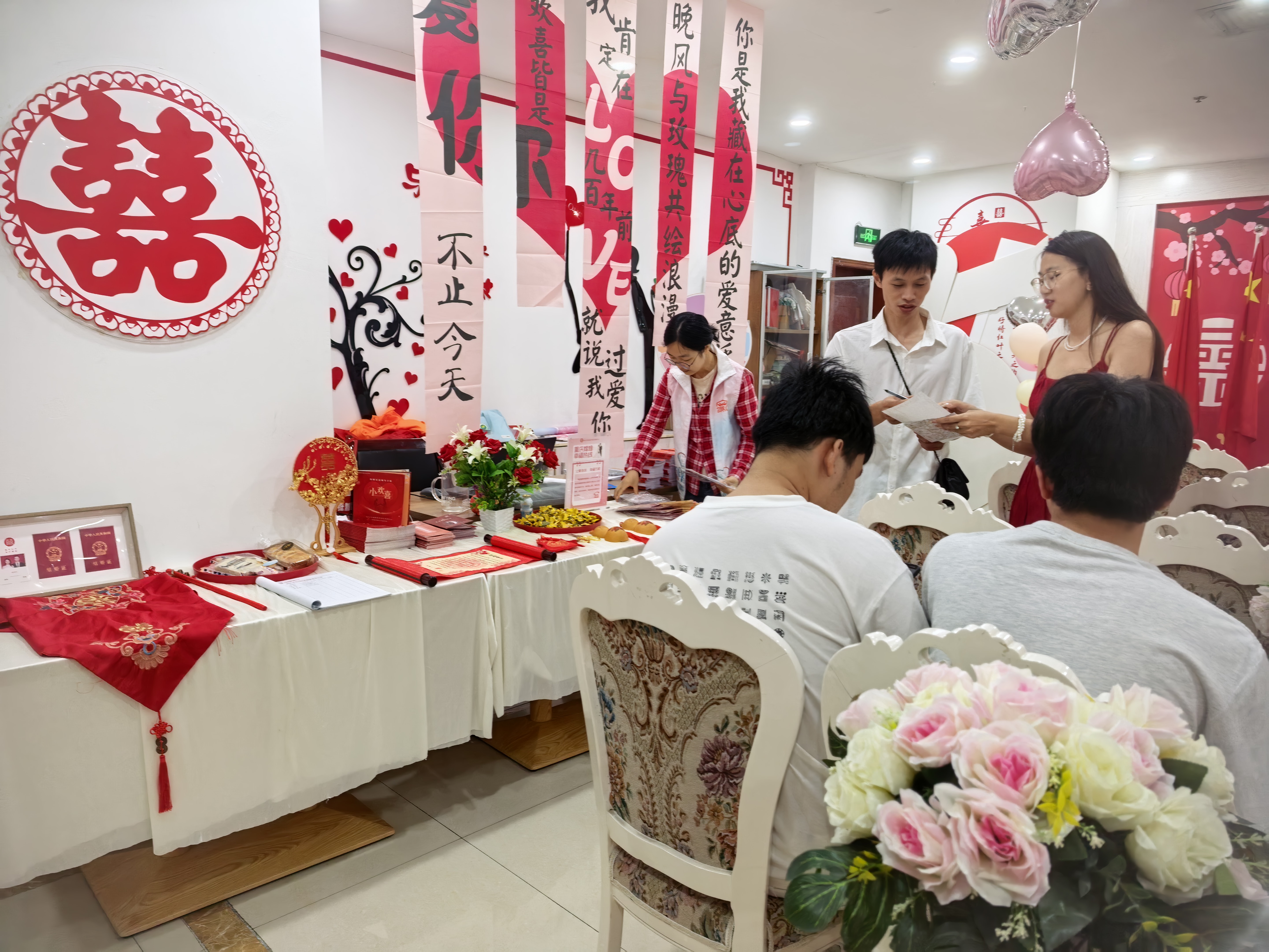 合川区婚姻登记处举办七夕宣传活动.jpg