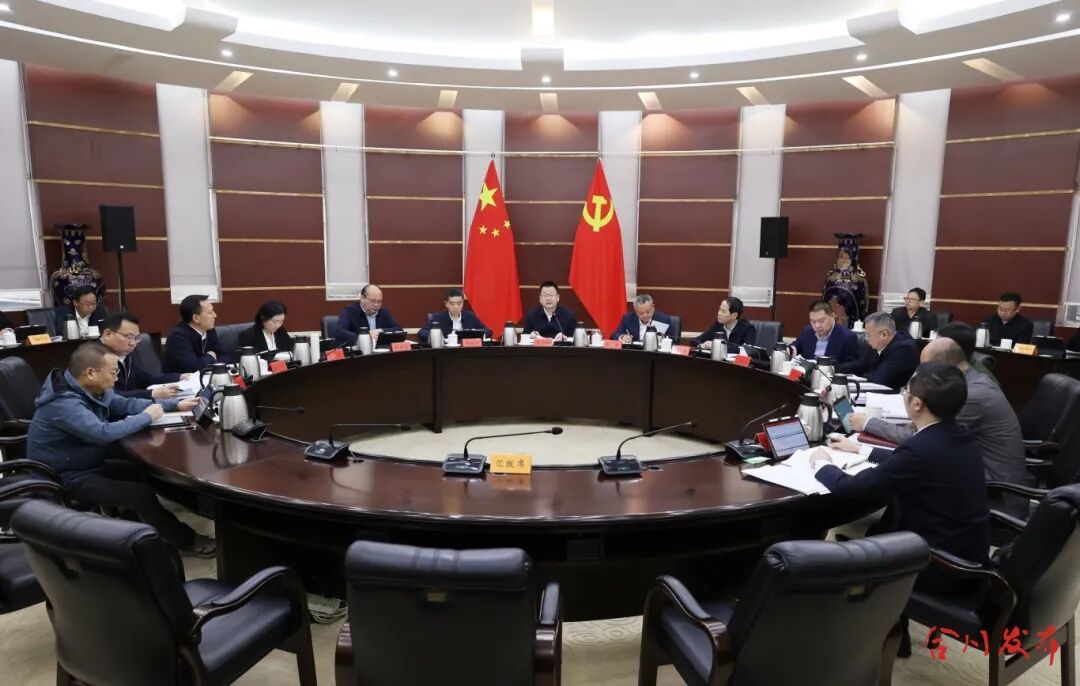 1106区委常委会召开会议 区委书记姜雪松主持并讲话.jpg
