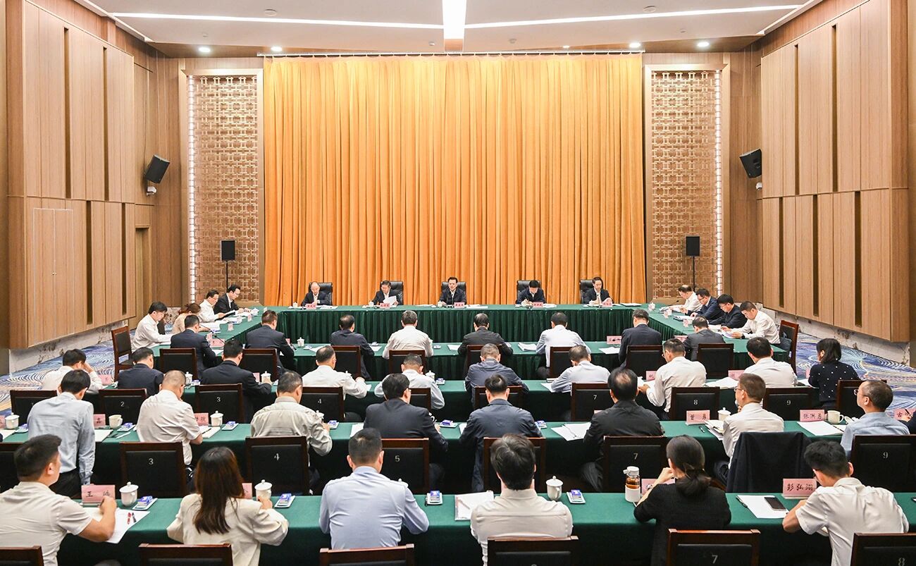 0514袁家军:持续提高制度型开放水平 打造内陆开放综合枢纽建设标志性成果.jpg