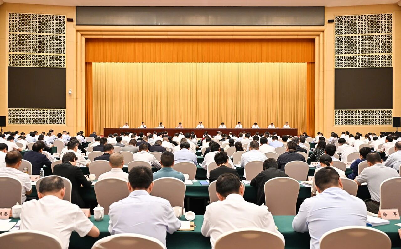 0611袁家军在重庆市服务业大会上强调.jpg