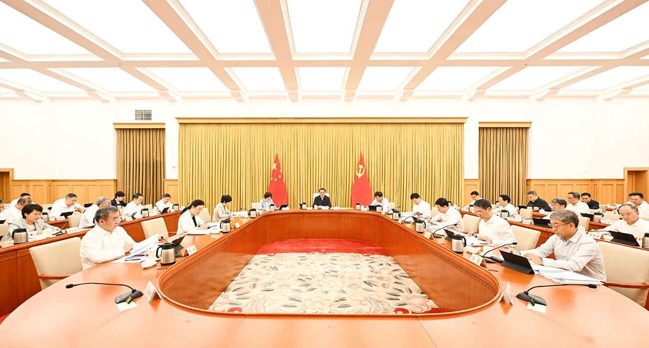 0618市委常委会举行扩大会议 研究部署打造内陆开放综合枢纽等工作 市委书记袁家军主持并讲话.jpg