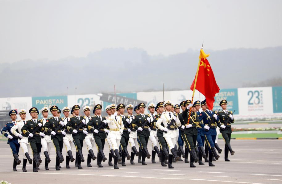 中国人民解放军仪仗司礼大队参加“巴基斯坦日”阅兵式.jpg