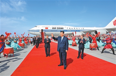 率中央代表团出席新疆维吾尔自治区成立70周年庆祝活动 习近平抵达乌鲁木齐 .jpg