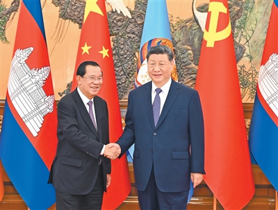 习近平会见柬埔寨人民党主席、参议院主席洪森.jpg