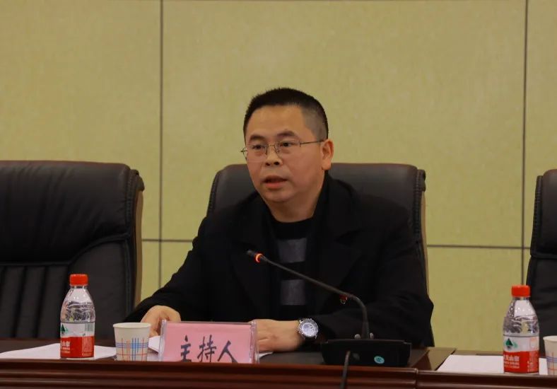 ▲区文化旅游委党委副书记王林辉主持会议 14个基层党支部开展了党建述