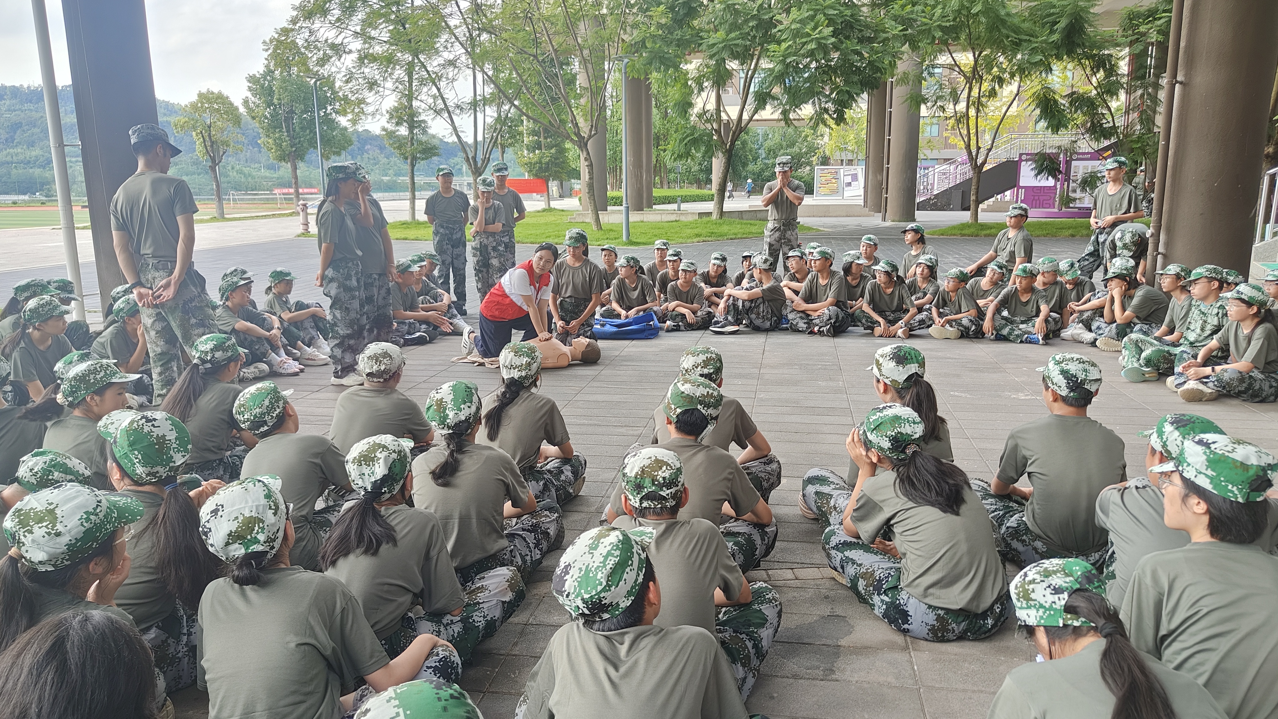 红十字会草街街道社区卫生服务中心应急救护培训小组走到巴蜀中学开展培训.jpg