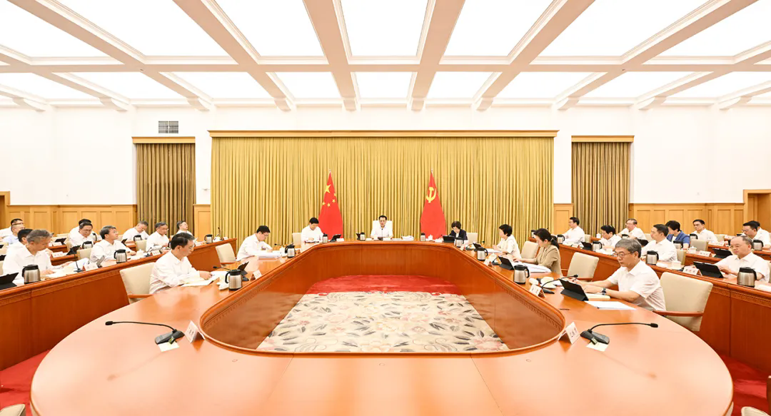 市委常委会举行会议 深入学习贯彻习近平总书记重要讲话精神 分析上半年经济形势 研究部署防灾减灾救灾等工作 市委书记袁家军主持并讲话.png