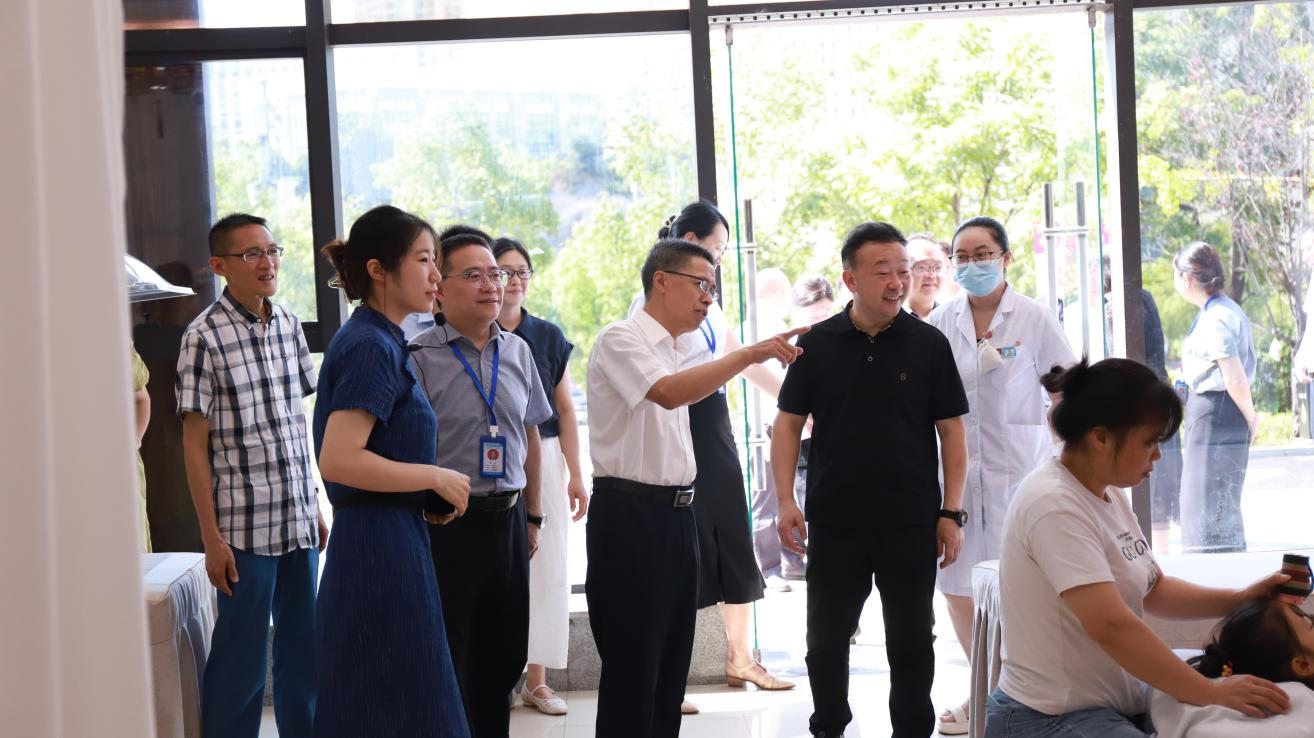 区政协副主席罗杰到区妇幼保健院调研公共卫生体系建设暨妇幼健康保障工作.png