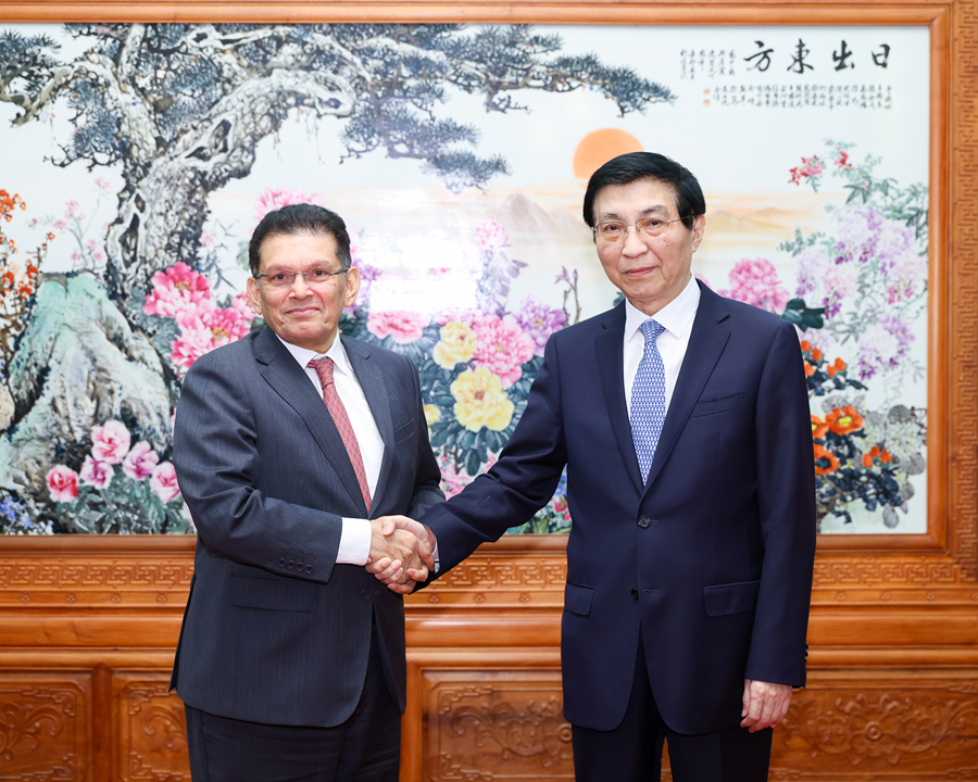 王沪宁会见孟加拉国外交部长卡利勒.jpg
