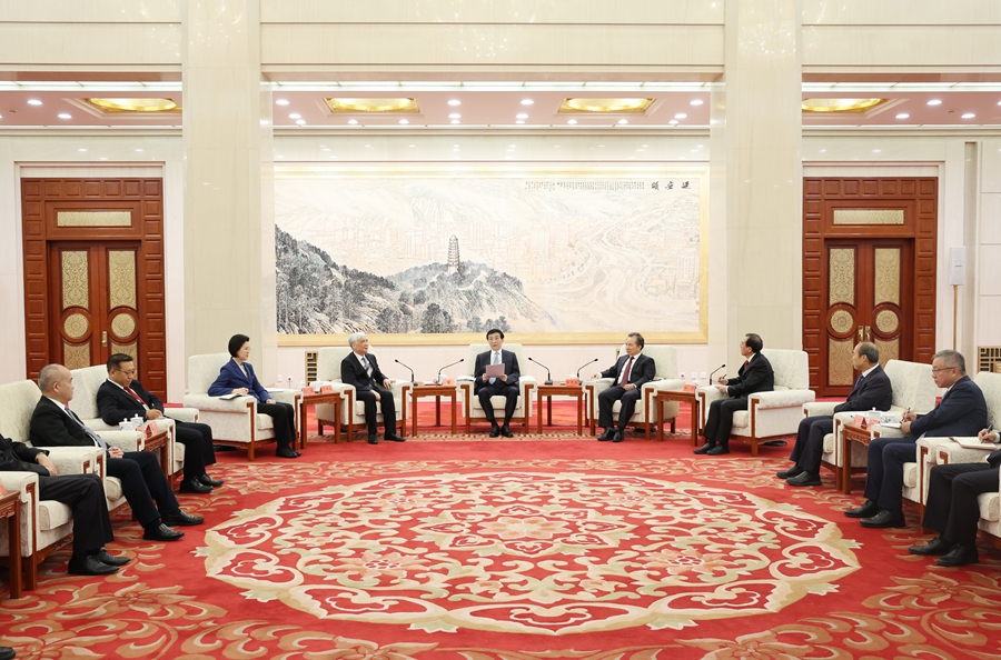王沪宁与欧美同学会(中国留学人员联谊会)第九届理事会会长会成员座谈.jpg