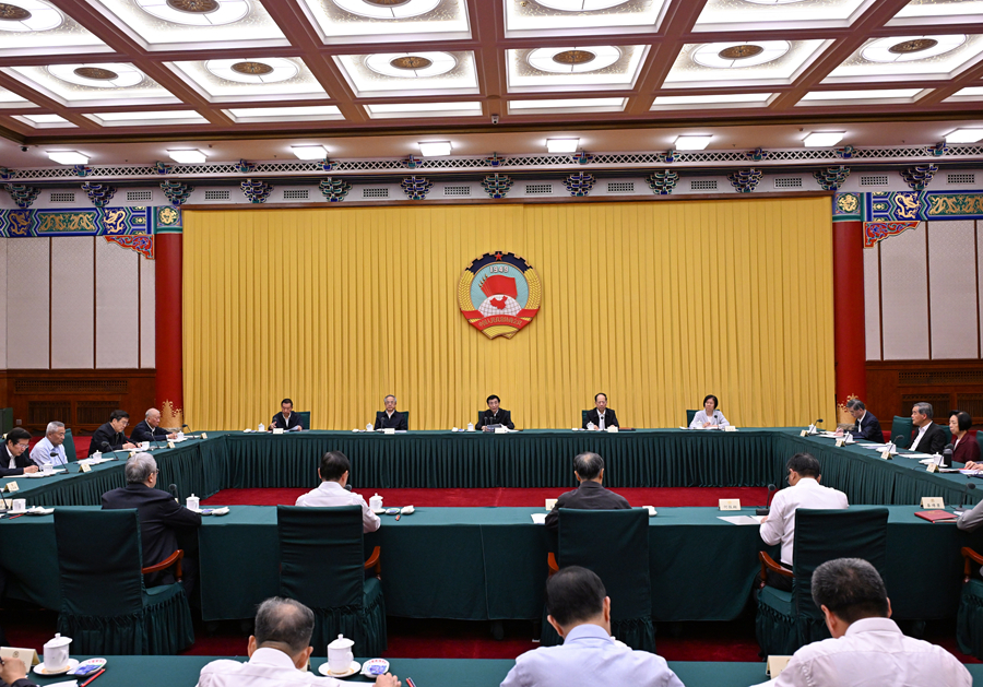 全国政协召开主席会议成员务虚会 王沪宁主持并讲话.jpg