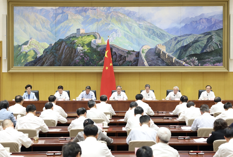 李强主持召开国务院第十二次全体会议.jpg