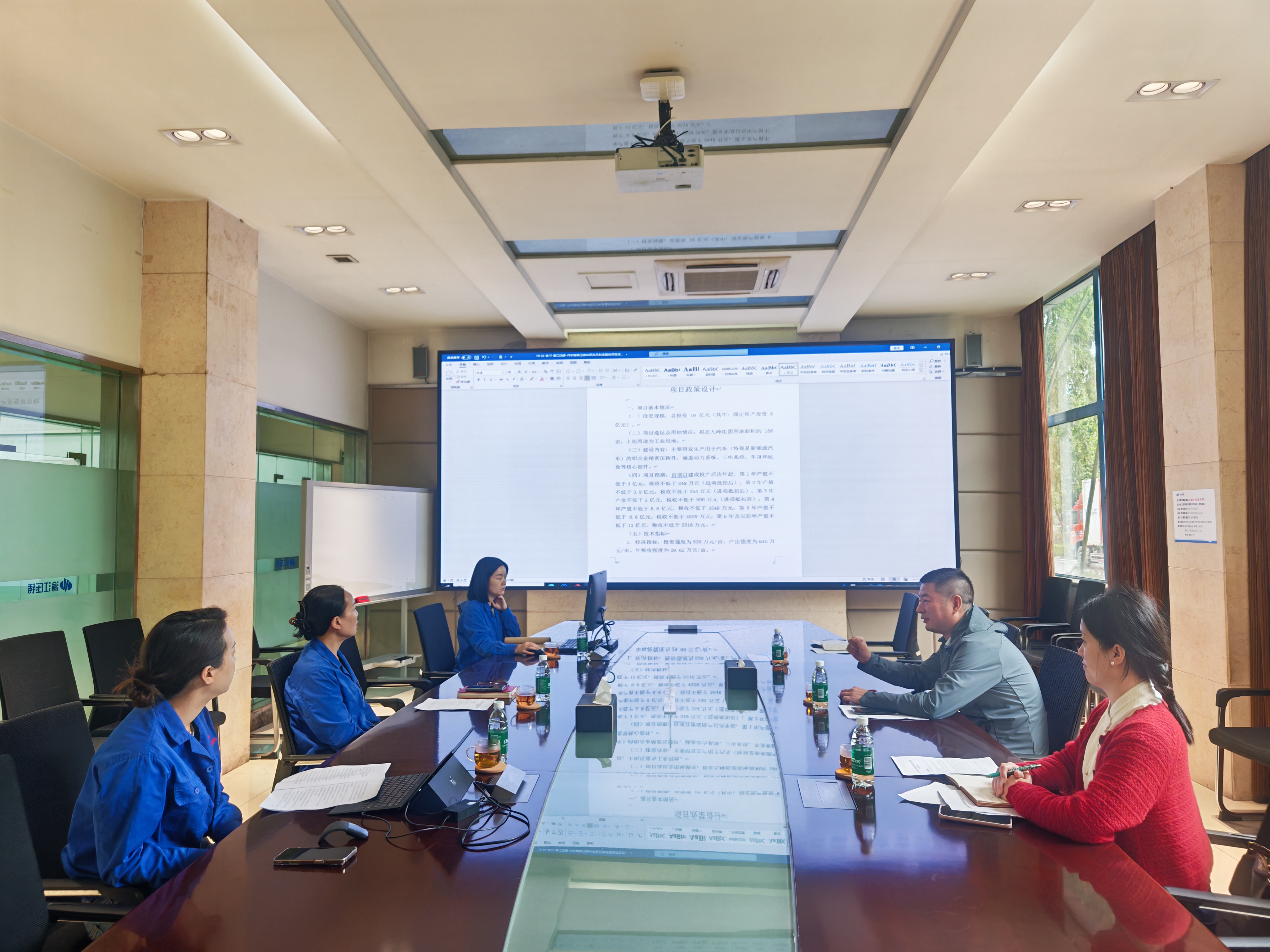 10月18日,蒋局带队赴重庆YJYZ公司就项目用电配置方案、扶持政策设计、投资协议核心内容等进行沟通磋商。.jpg