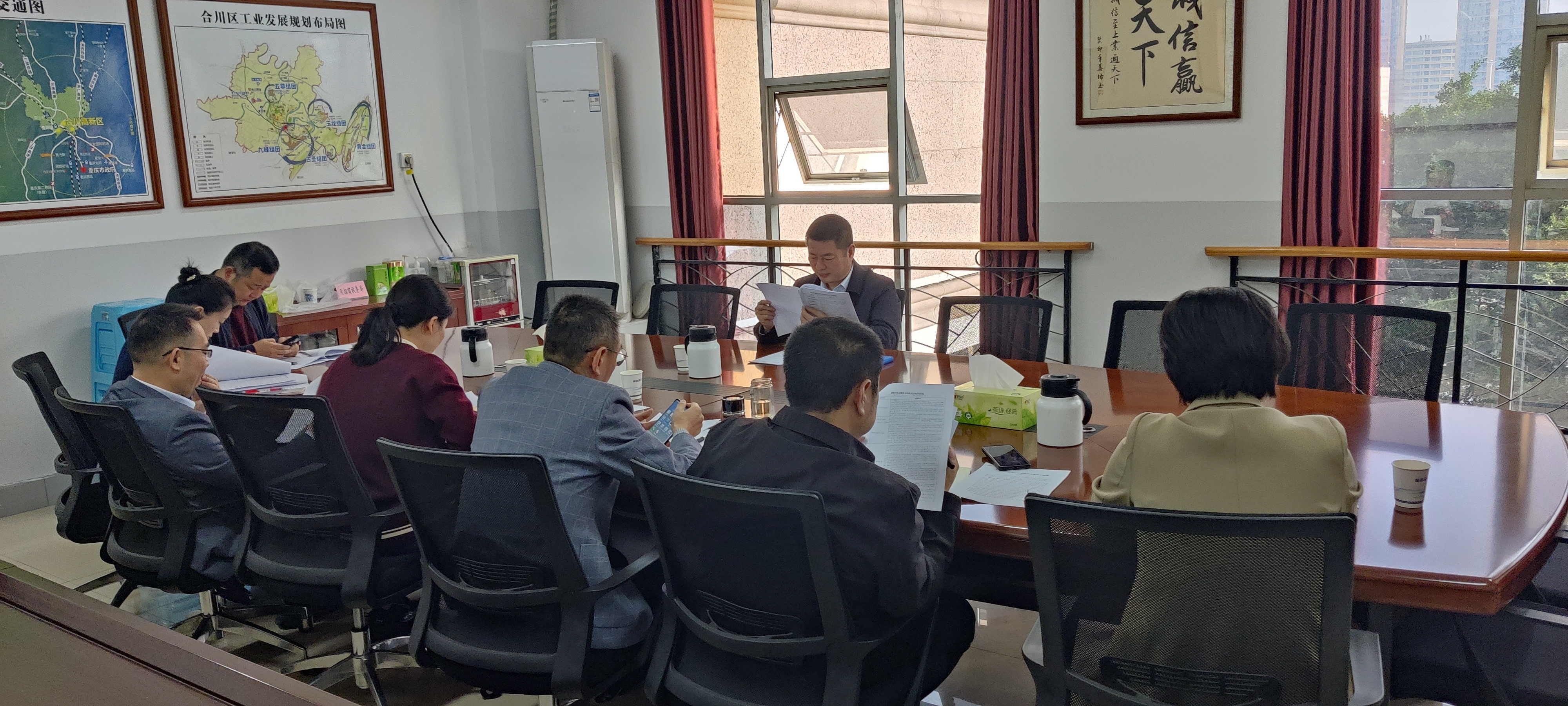 10月28日上午区招商投资局党组书记召开党组会安排部署下一步工作.jpg