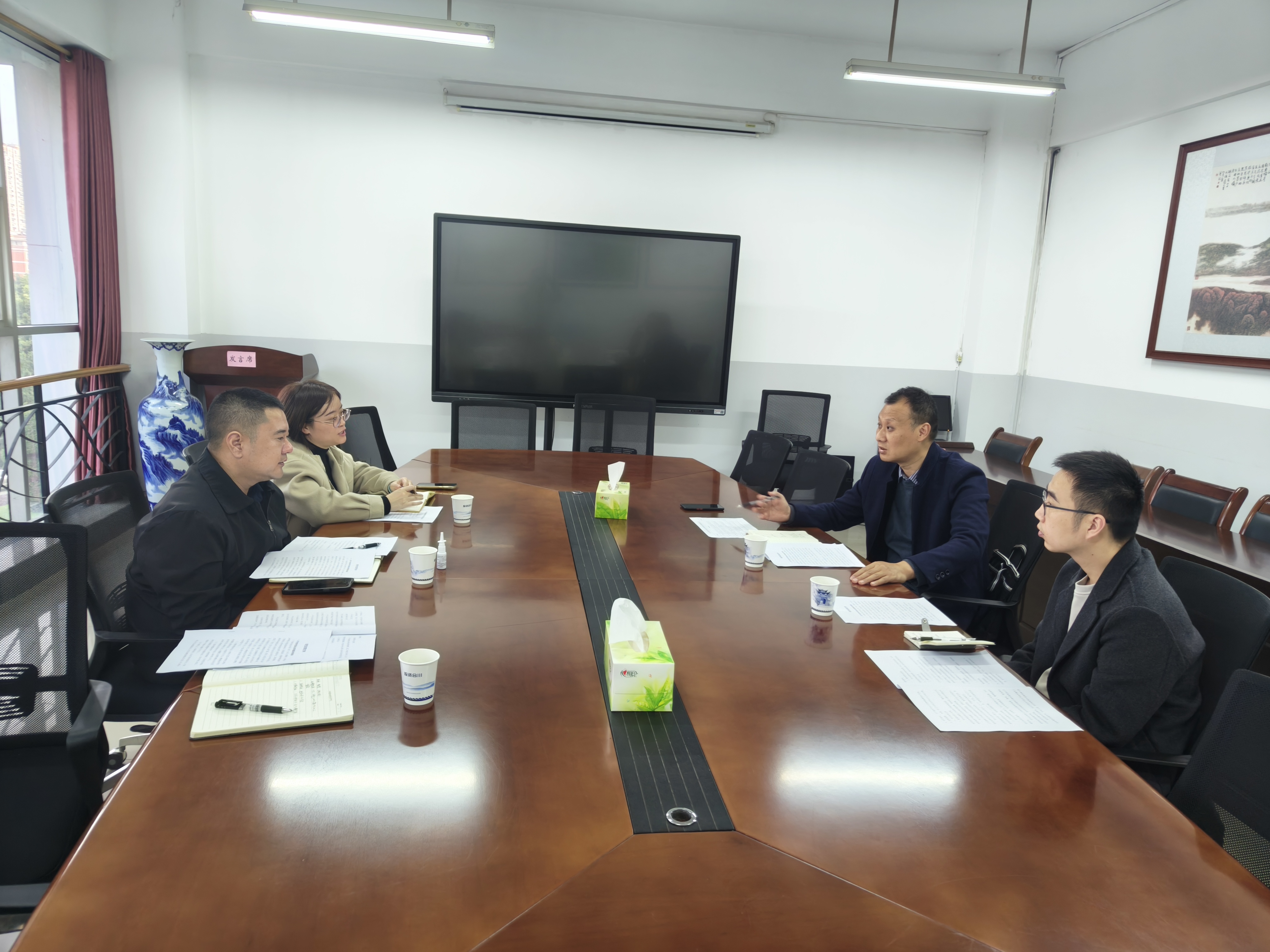 2025年11月13日下午,区招商投资局会同区商务委和狮滩镇对马来西亚外资项目深入对接,逐条梳理协议条款。.jpg
