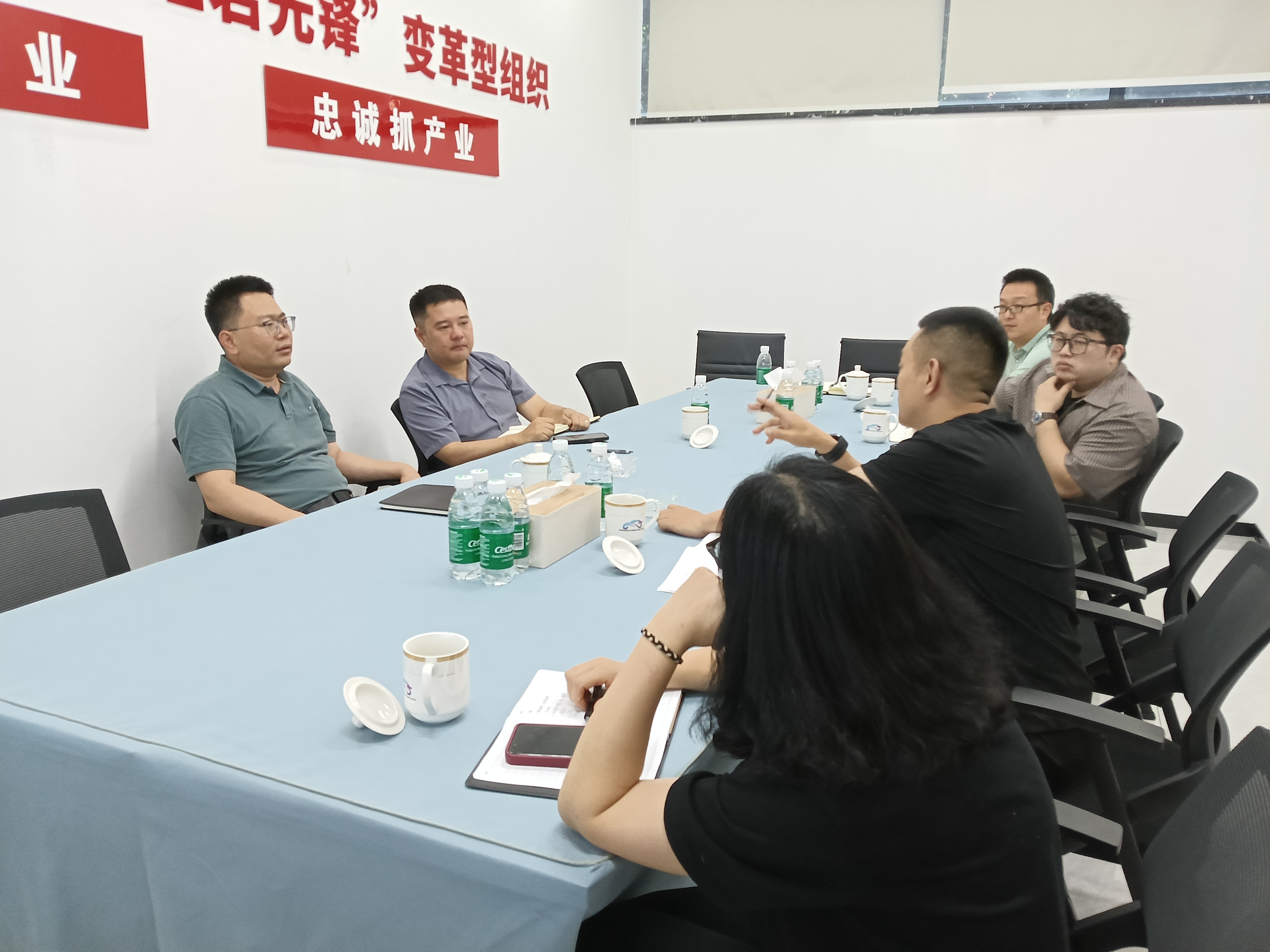5月20日下午,区招商投资局会同区产业发展集团、区交易中心商讨国有厂房出租路径事宜.jpg