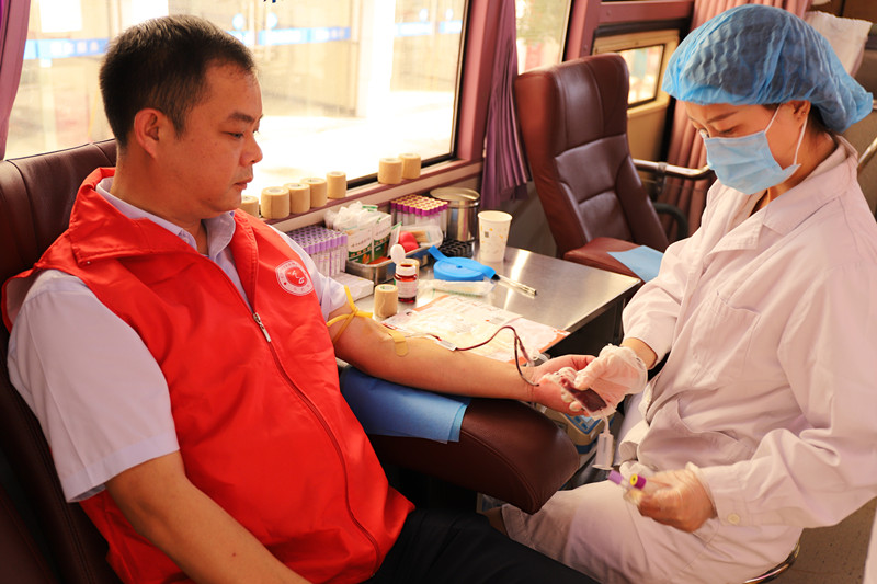 【新时代文明实践】草街街道开展"文明伴我行"义务献血活动