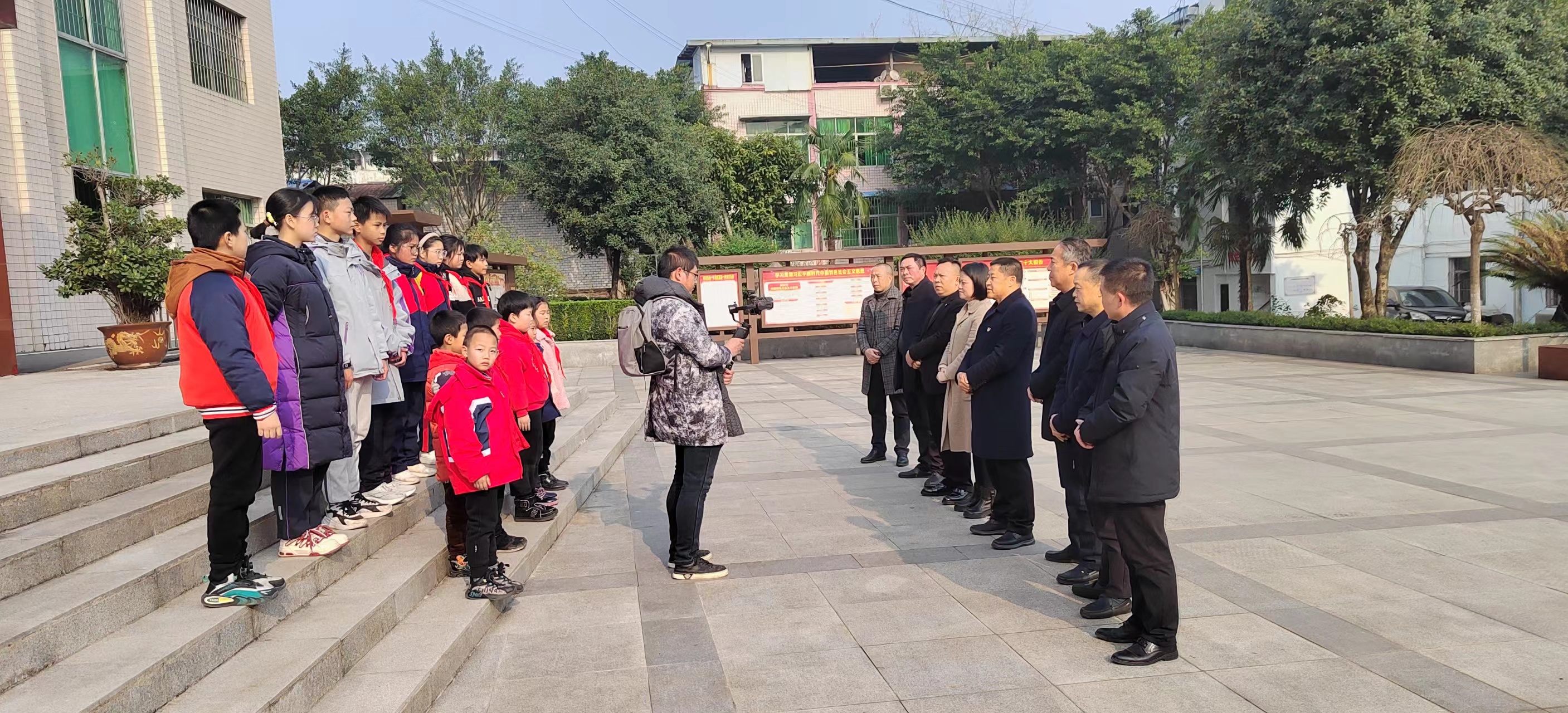 草街街道党工委书记粟明志慰问街道留守儿童