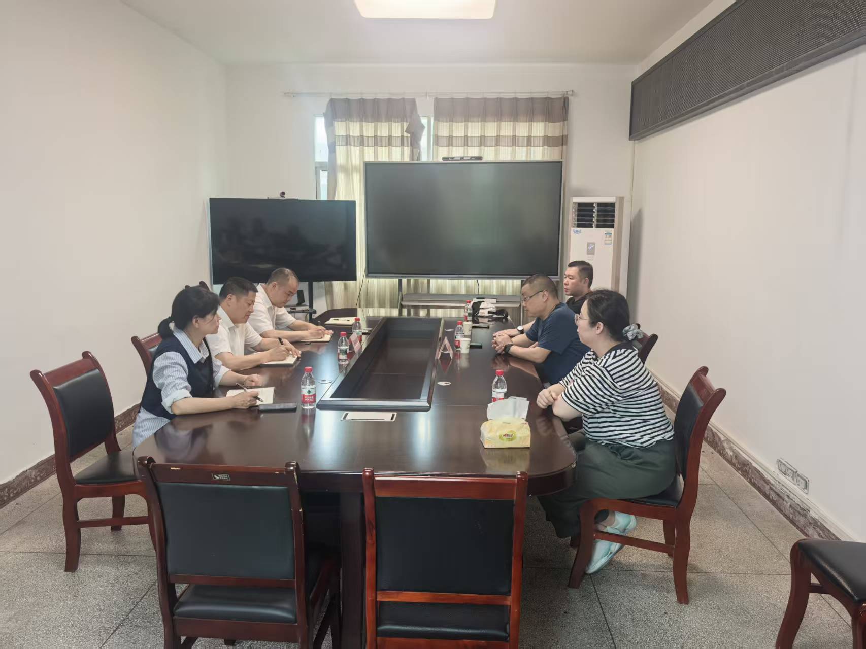 粟书记,唐部长与南津街税务所进行工作交流.jpg