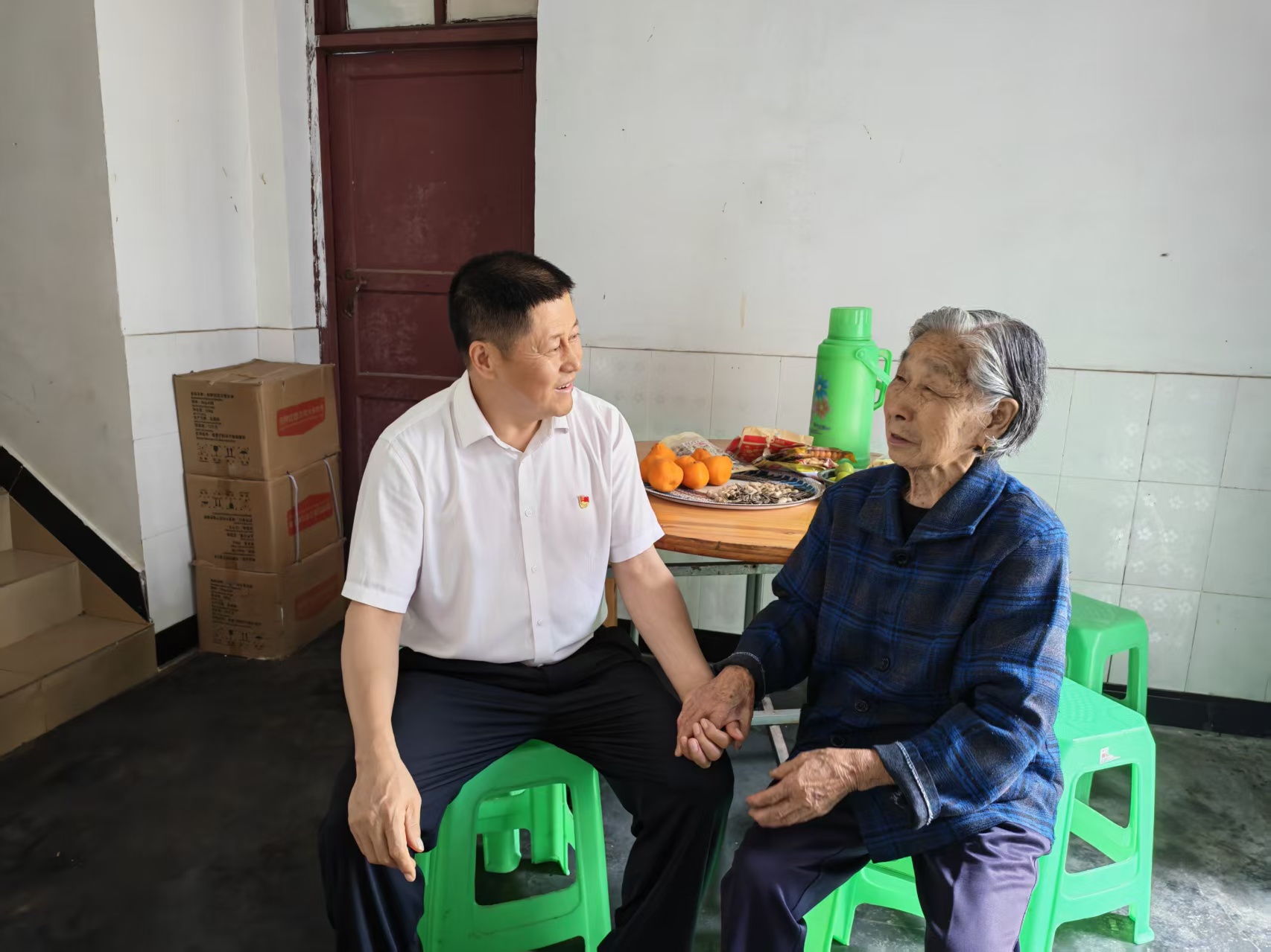 粟书记走访慰问大庙村困难老党员.jpg