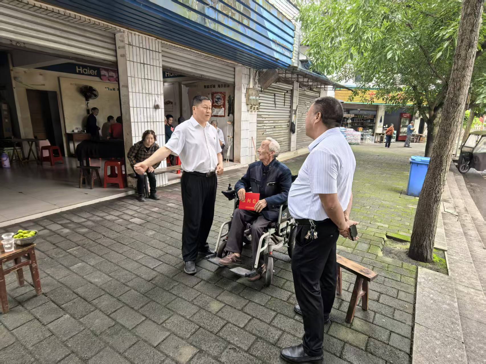 粟书记走访慰问玉龙村困难老党员.jpg