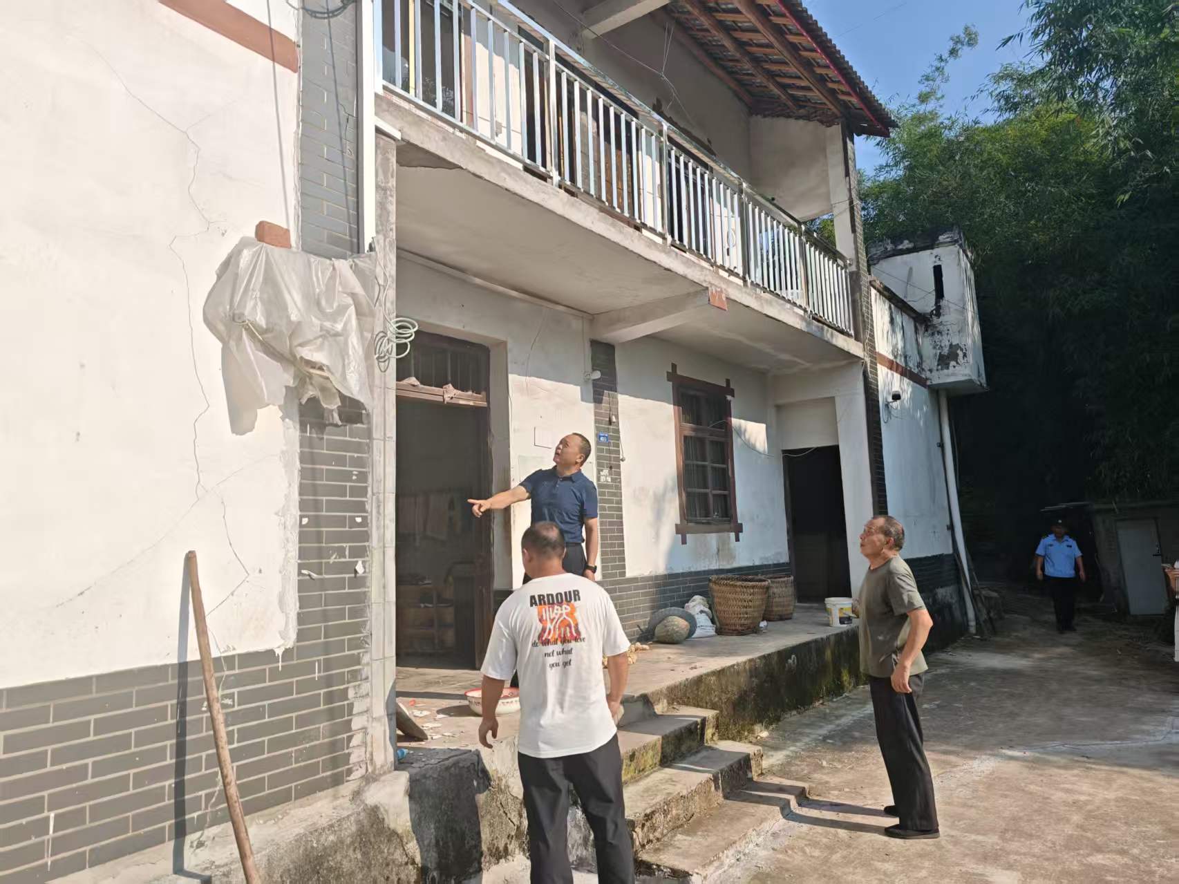 黄书记巡查古圣地灾点房屋1.jpg