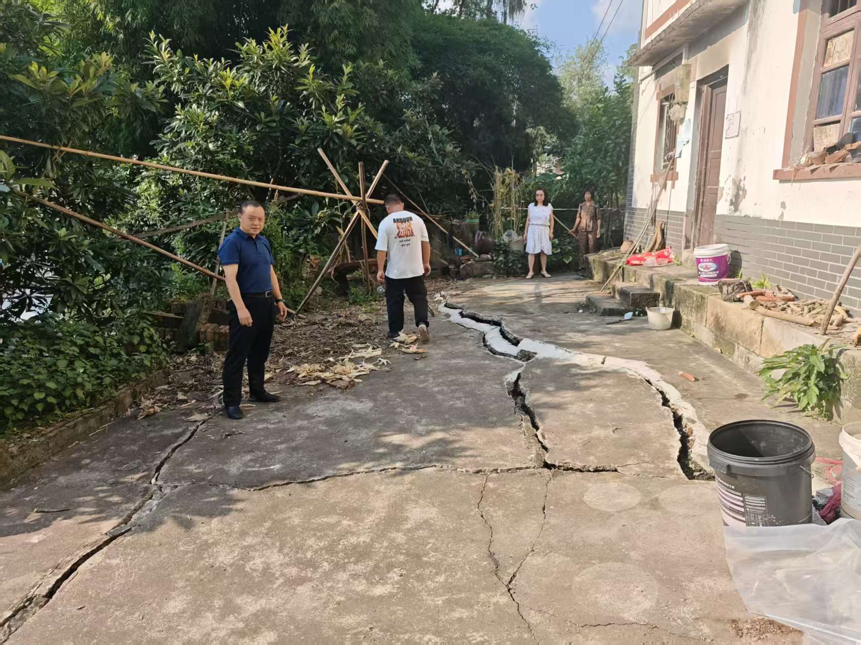 黄书记巡查古圣地灾点房屋.jpg