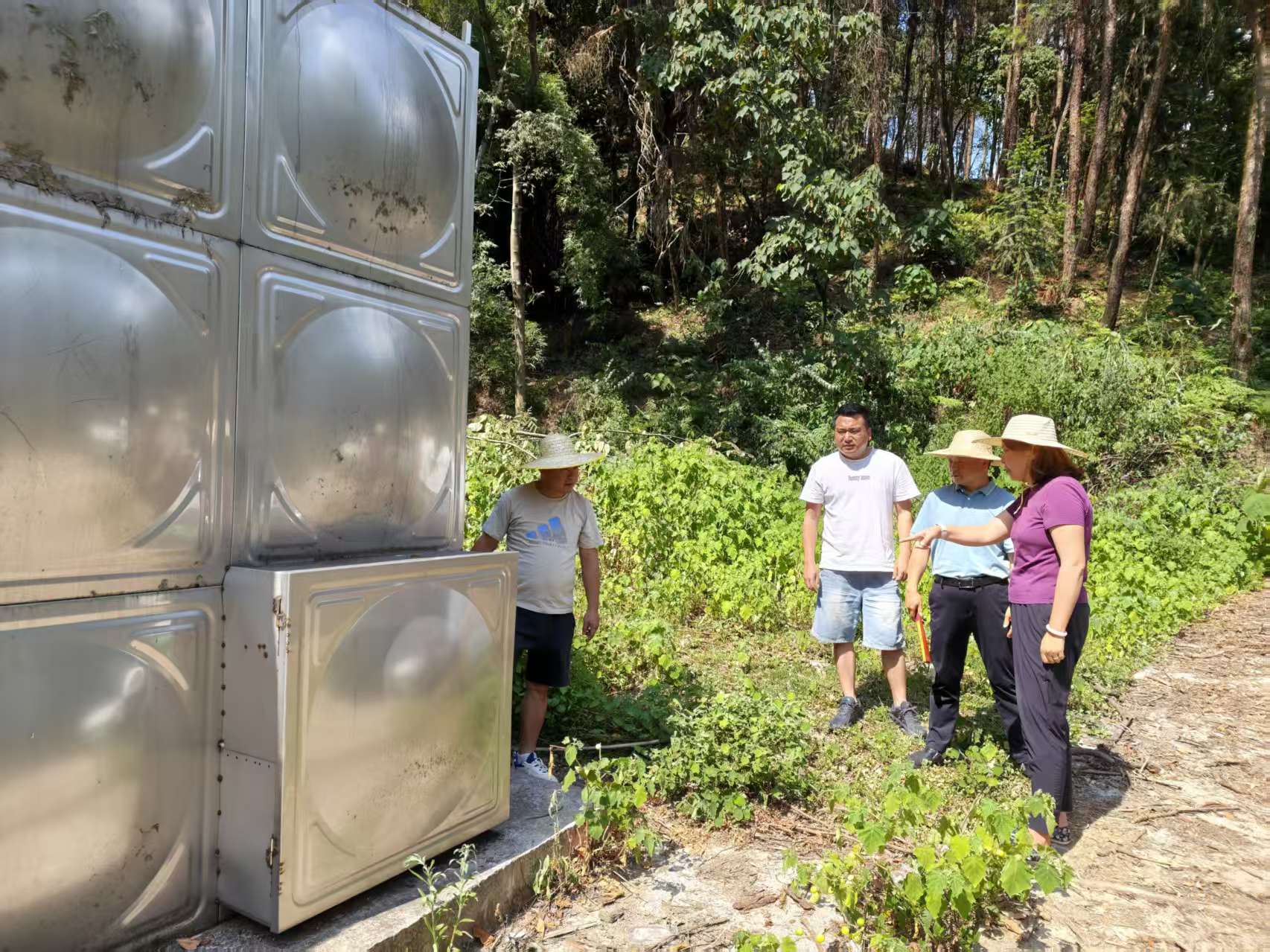 媛媛主任带队检查玉龙村水箱、慰问玉龙村护林员1.jpg