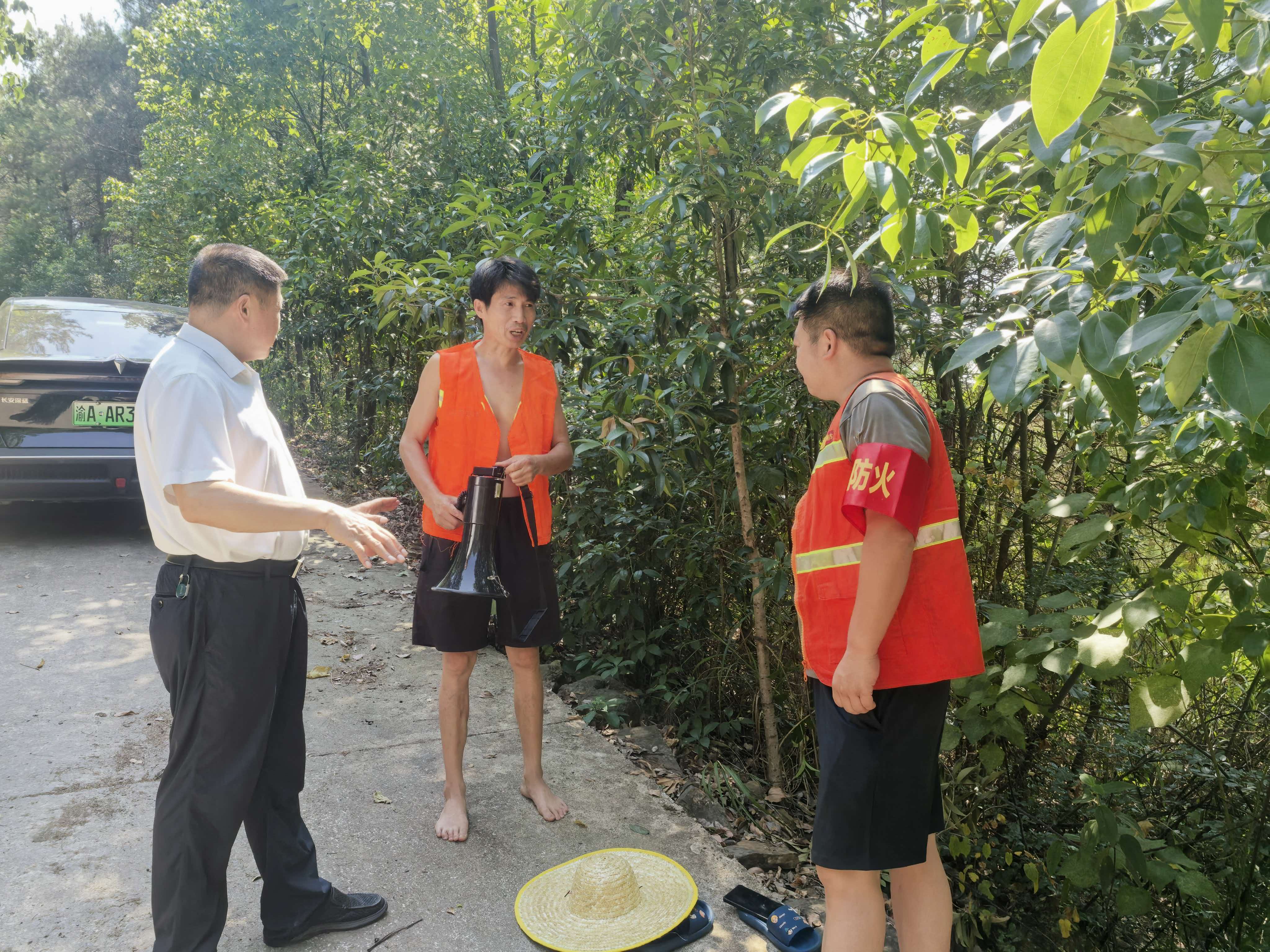粟书记在龙潭村检查指导工作,走访群众1.jpg