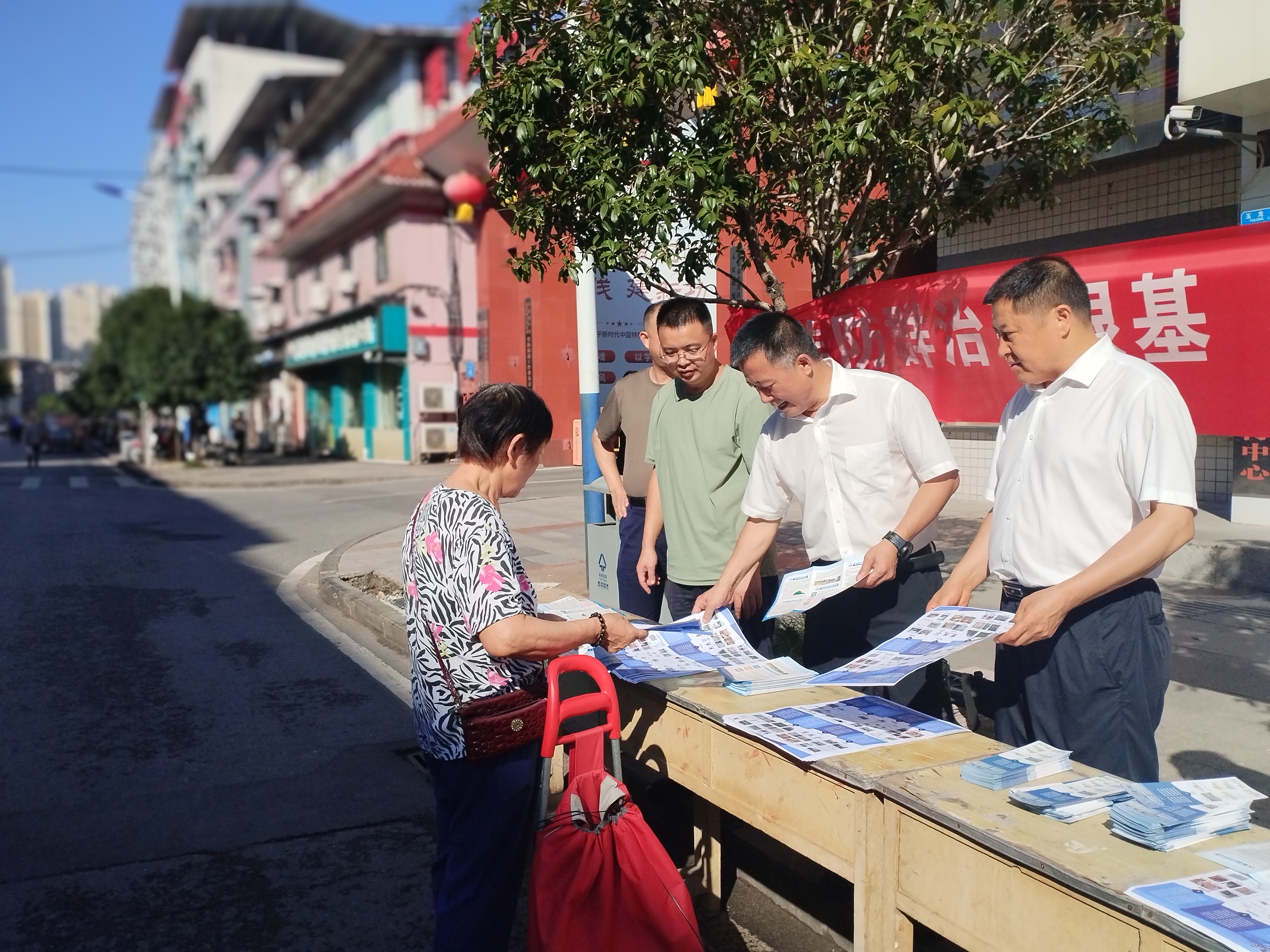 粟书记及区建委党委副书记彭建一行在草街街道开展“群防群治保根基 农房安全固底线”街头宣传活动2.jpg