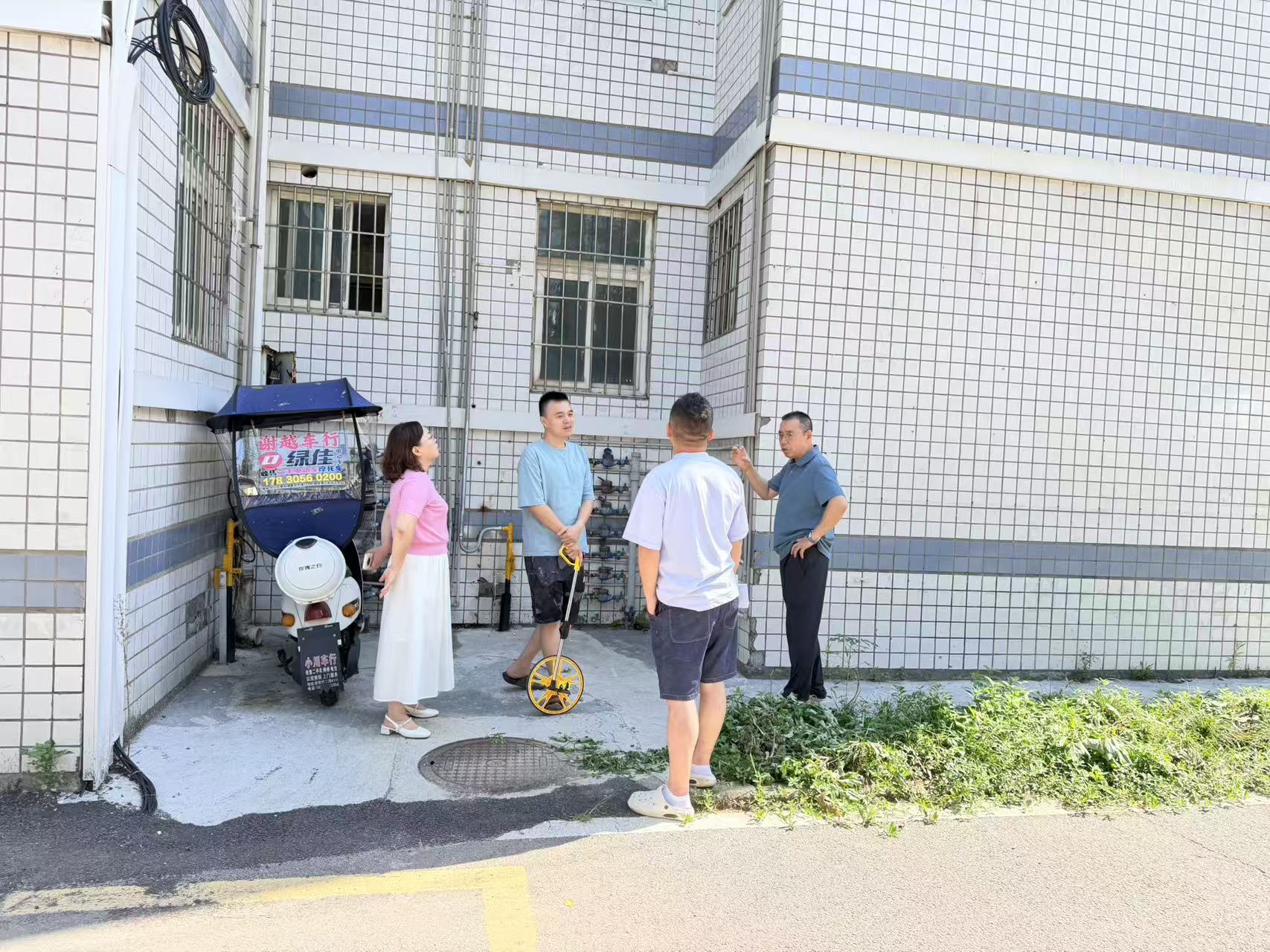 戴主任陪同三方公司开展公廉租房整治预算工作2.jpg