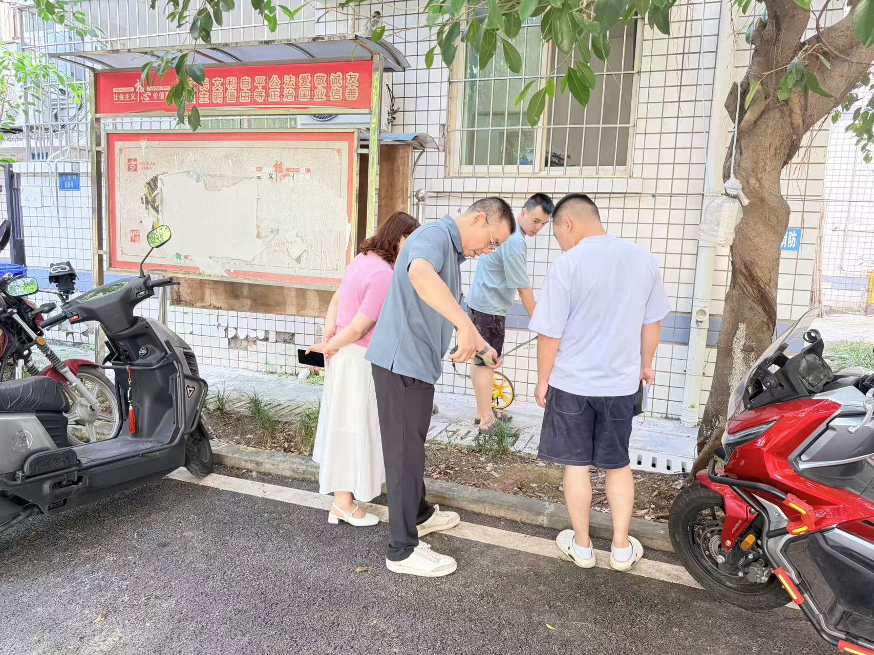 戴主任陪同三方公司开展公廉租房整治预算工作3.jpg