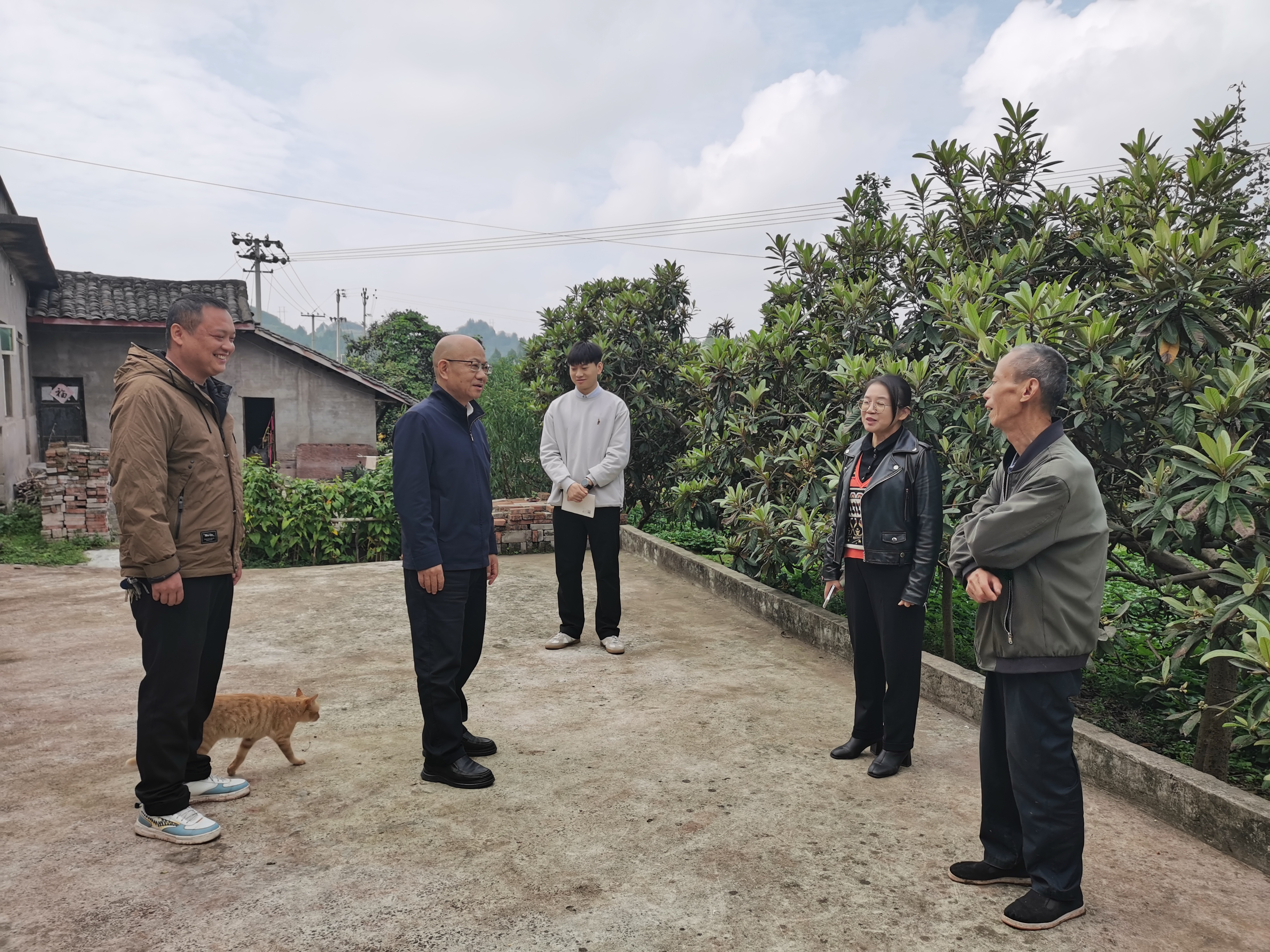 街道党工委书记郑东带队走访慰问重点户