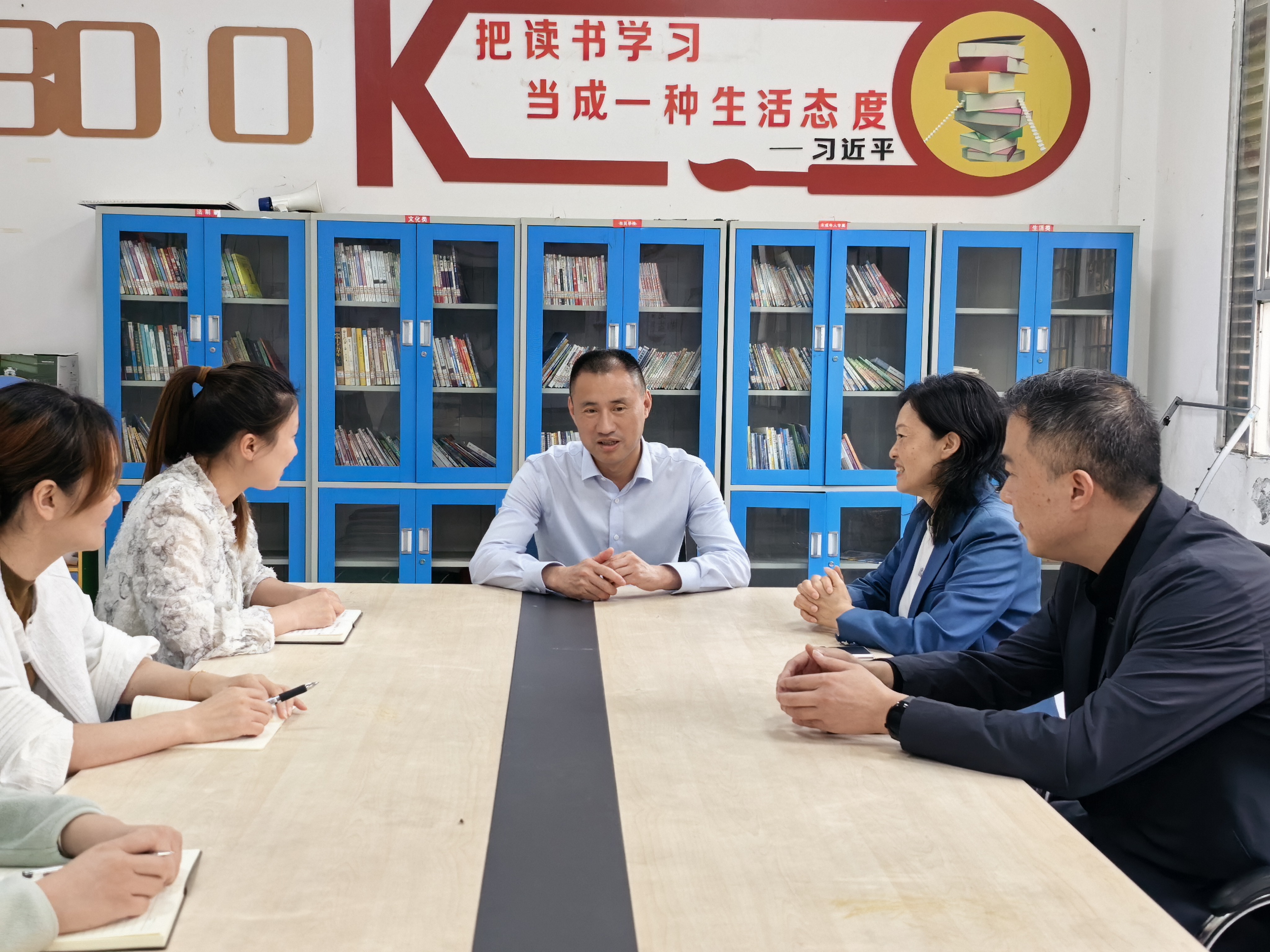 旷陈副区长到柿子村指导村(社区)换届选举及硬化大墓集中整治工作.jpg