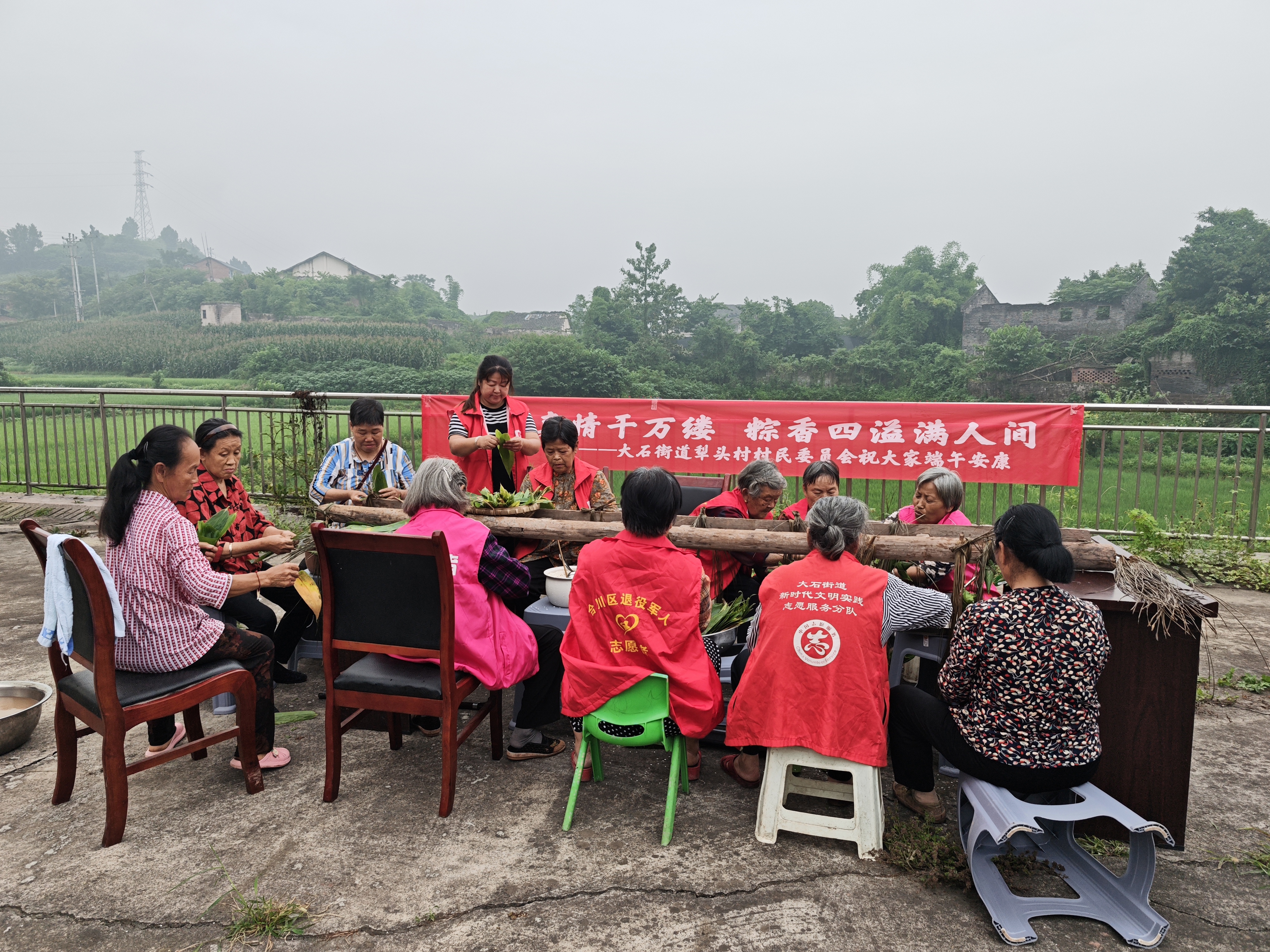开展端午节包粽子比赛 粽香四溢.jpg
