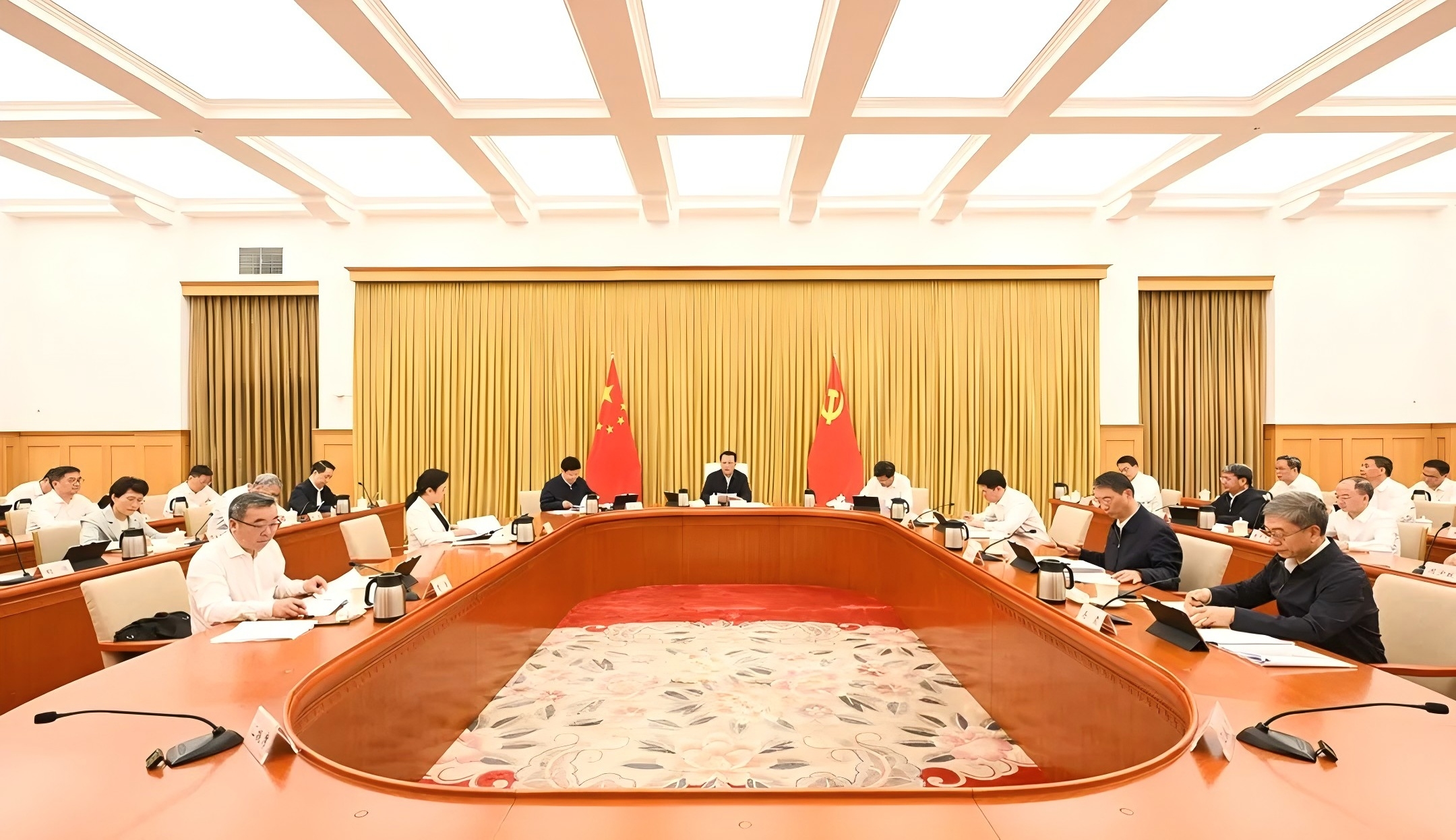 市委常委会举行会议 市委书记袁家军主持并讲话.jpg