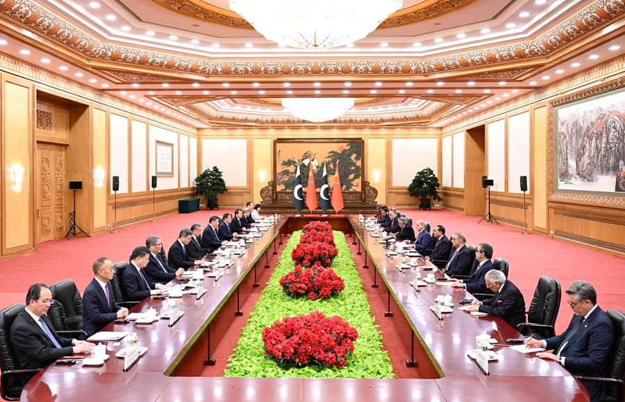 习近平会见巴基斯坦总理夏巴兹 图二.png