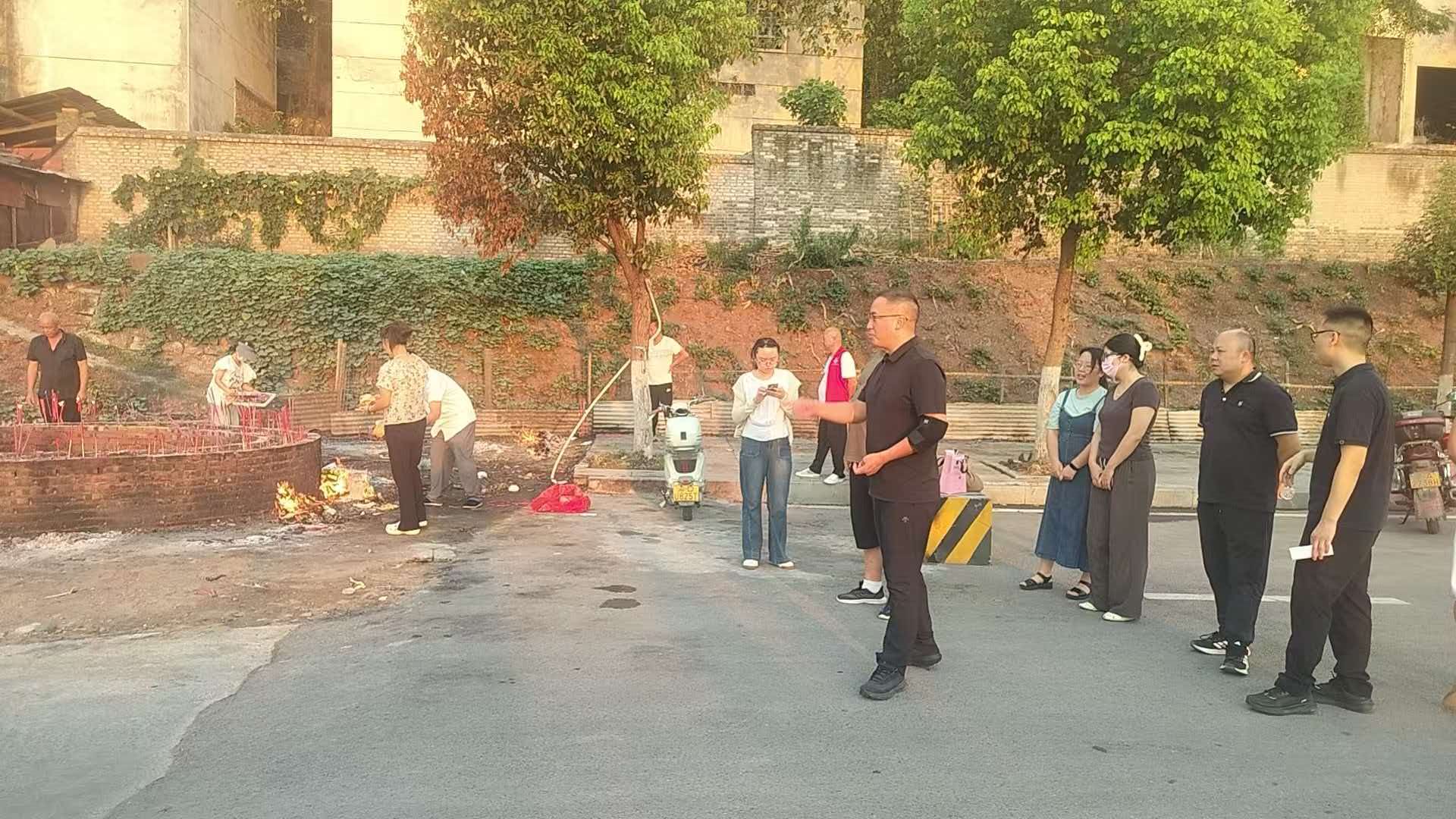 办事处于书记带队到东津沱社区指导“中元节”文明祭祀工作.jpg
