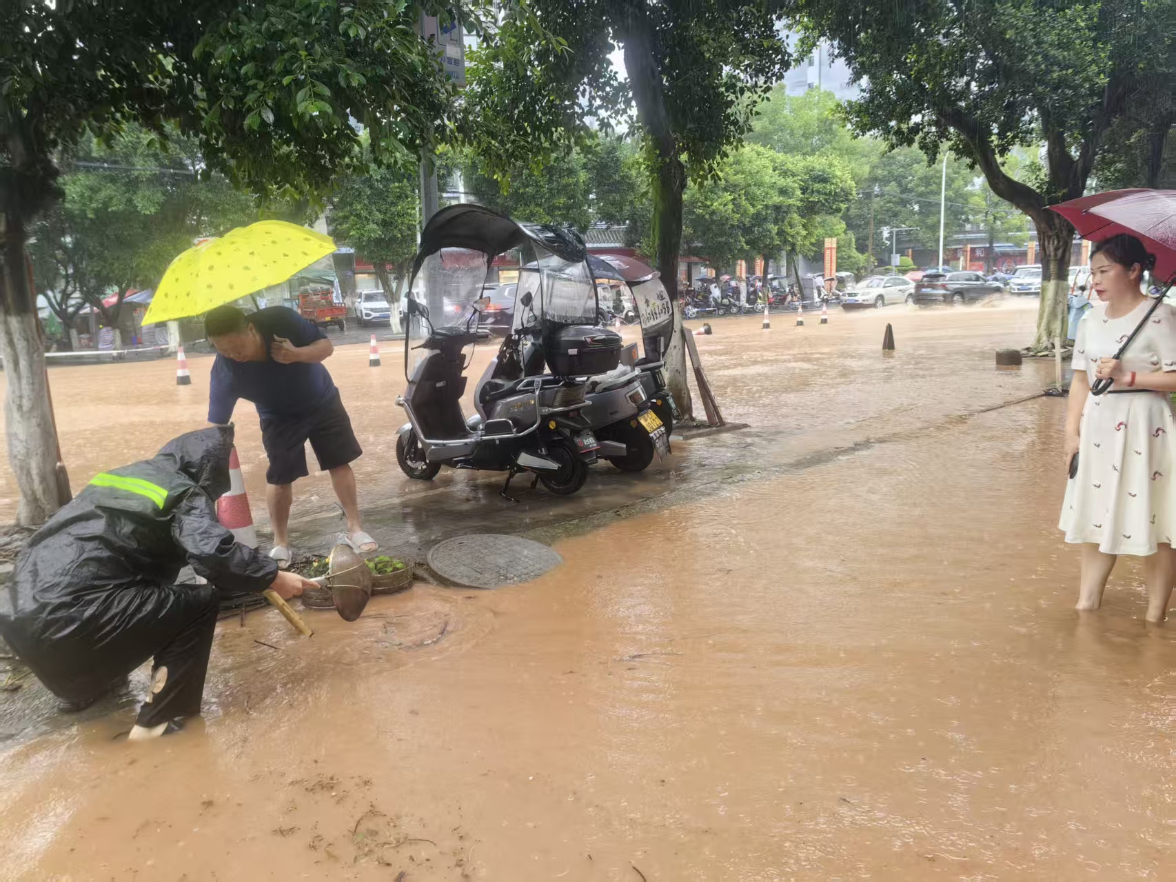 办事处周洁主任到东津沱社区巡查地灾点安全.jpg