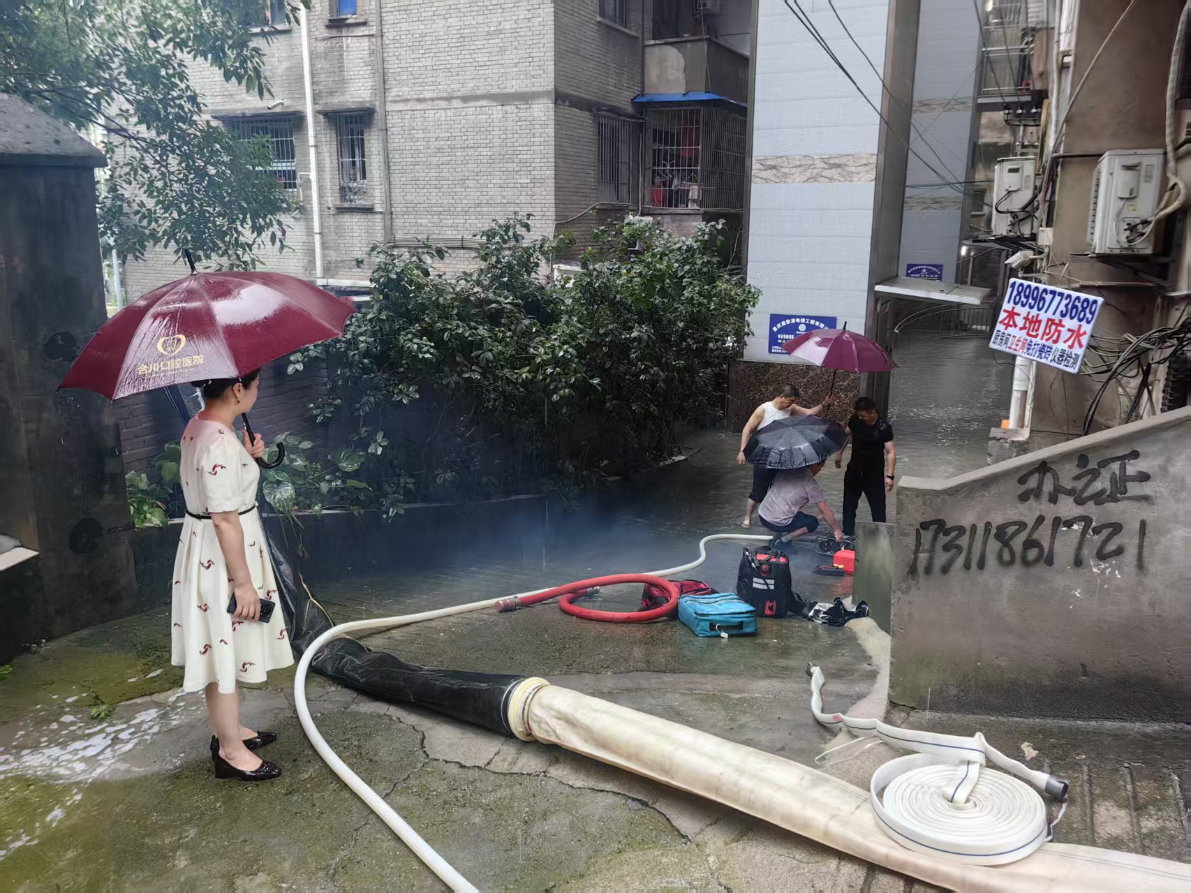 办事处周洁主任到东津沱社区巡查地灾点安全2.jpg