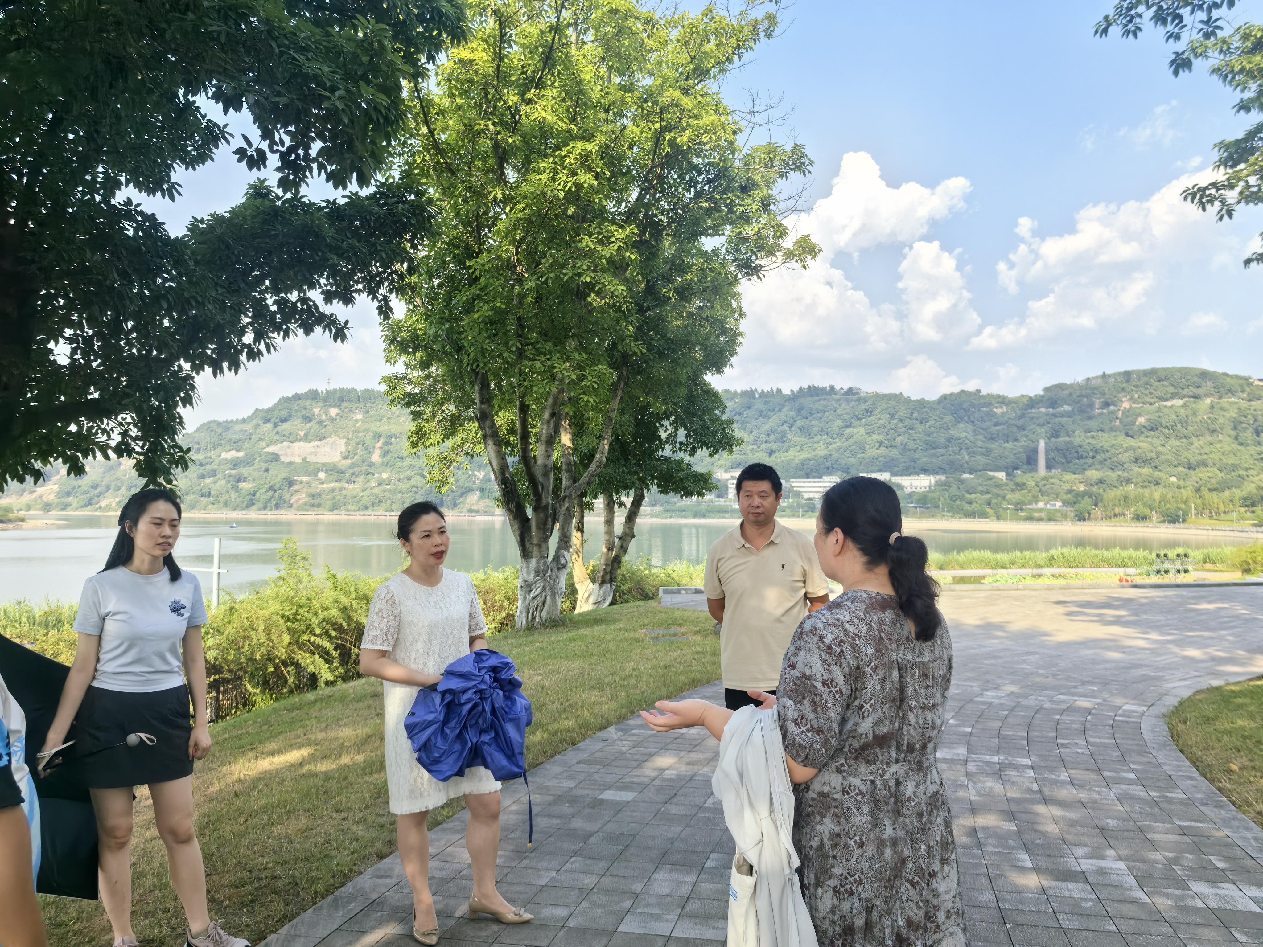 街道周洁主任,郑万福委员、平安办王浩、陆怡同志到紫荆园社区检查指导防溺水工作.jpg