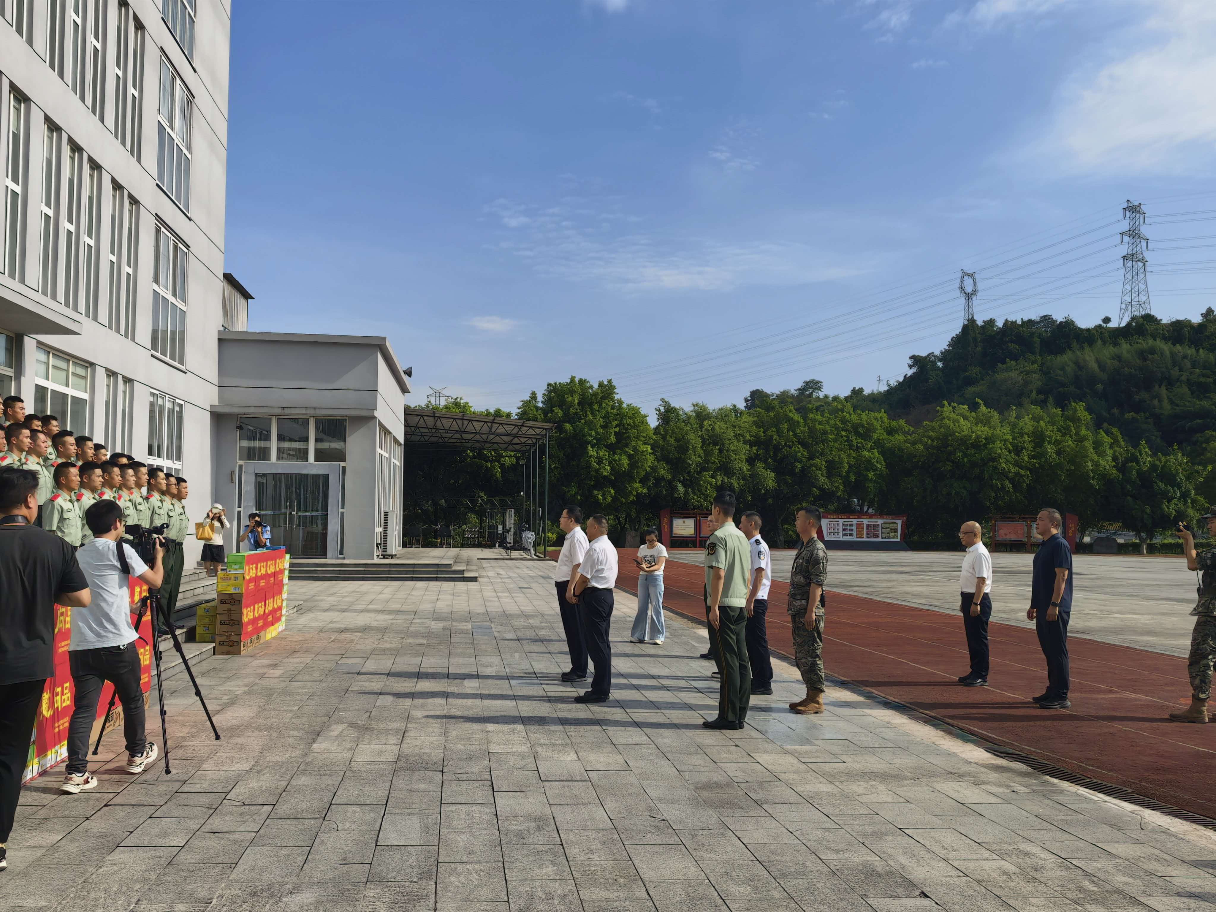 街道于书记陪同区委姜书记、陈桥区长等区领导一行八一慰问辖区武警官兵.jpg